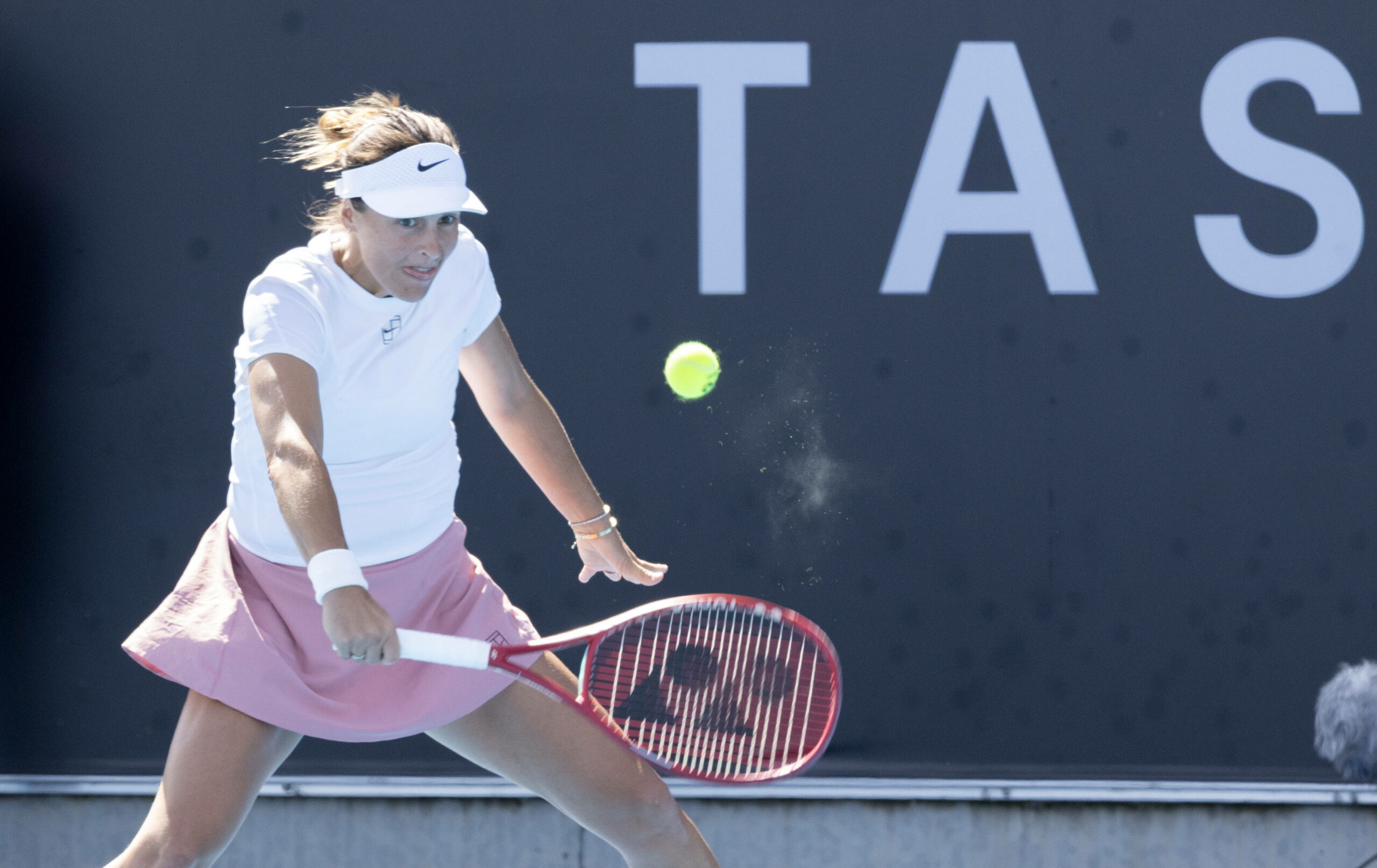 Tatjana Maria schlägt beim Turnier im australischen Hobart eine Rückhand.