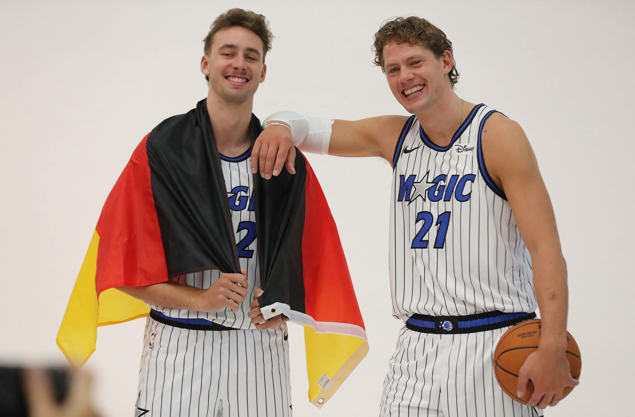 Franz und Moritz Wagner posieren mit Deutschland-Flagge