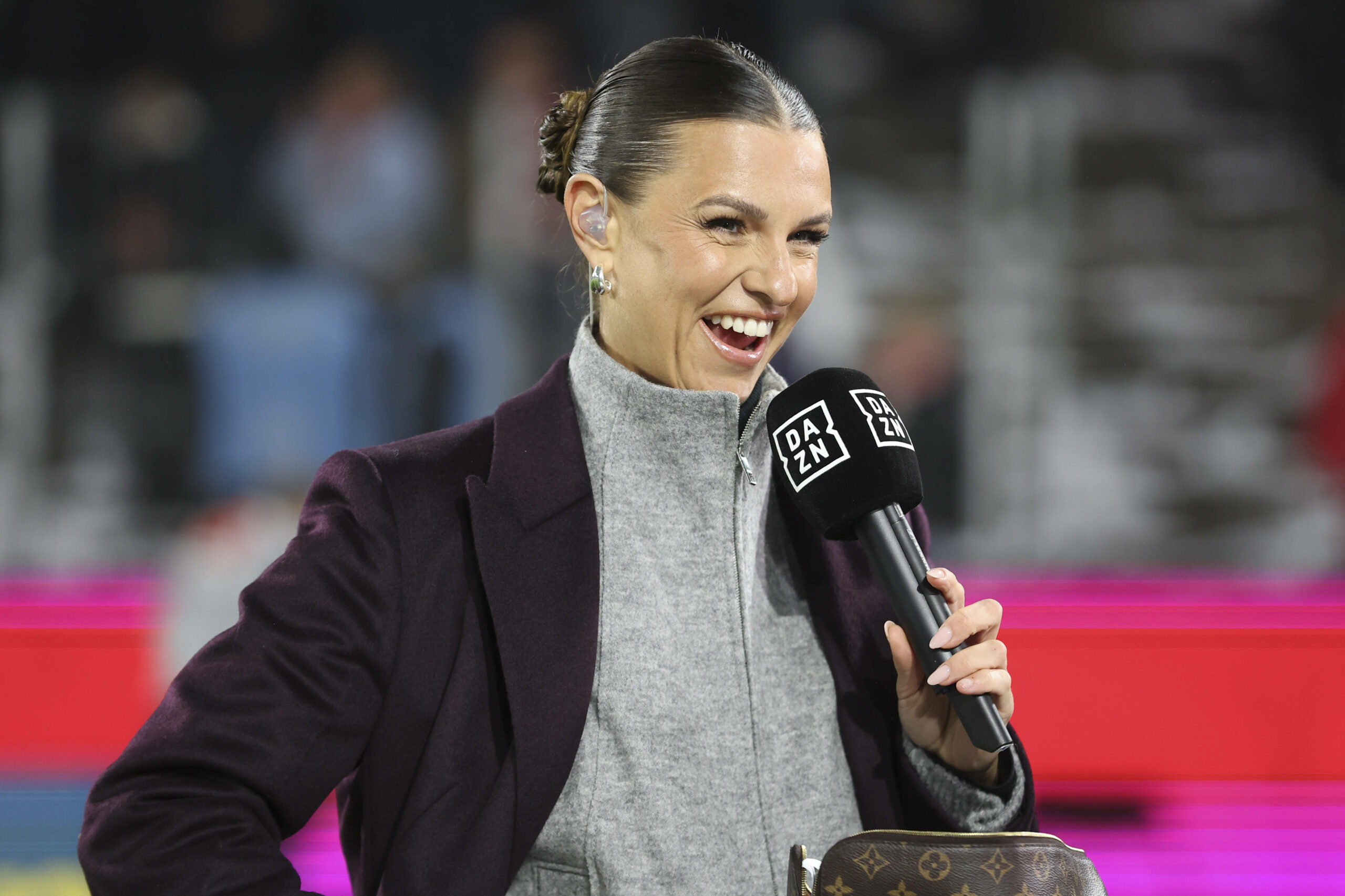 Laura Wontorra am DAZN-Mikrofon