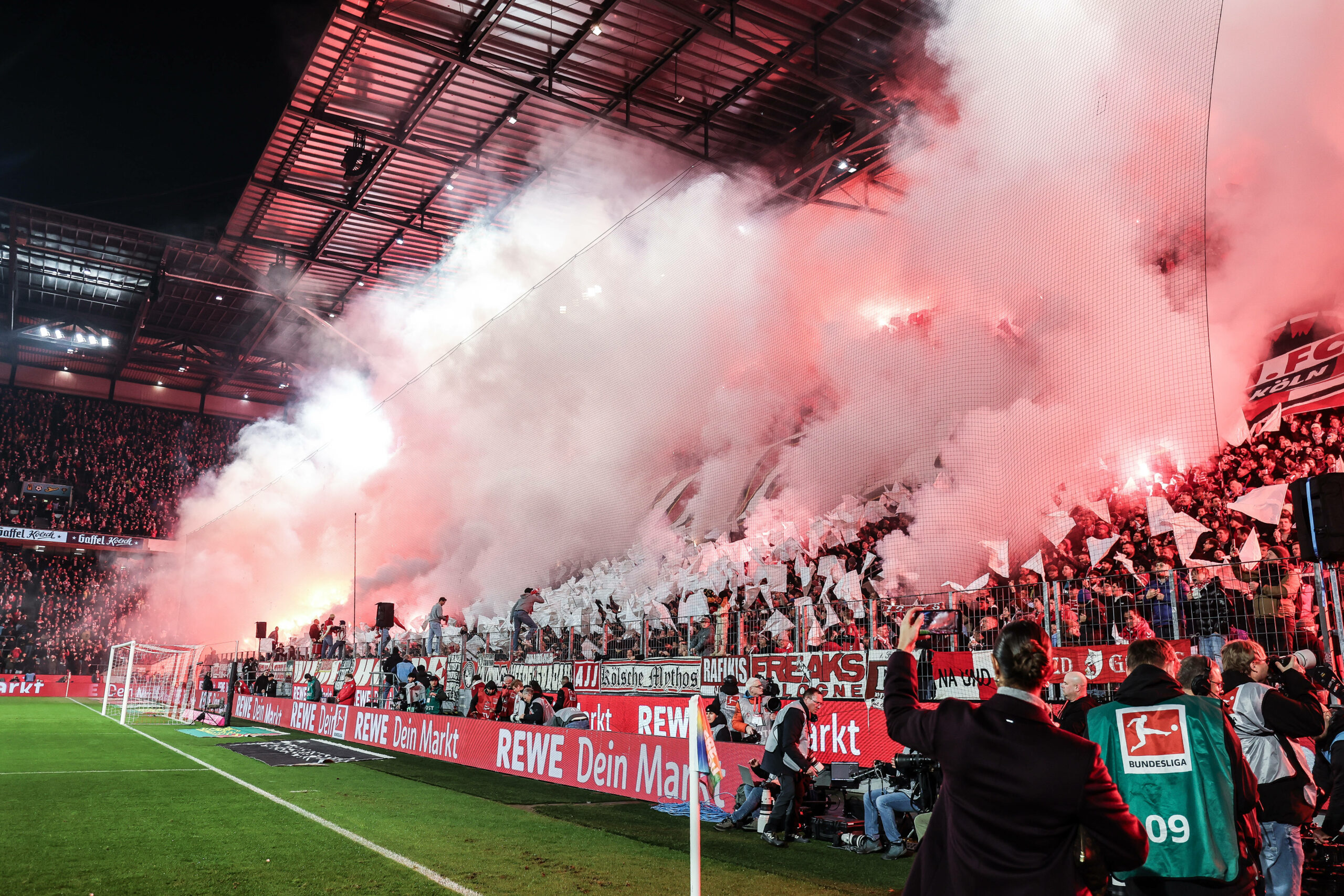 In Köln brannte es mit Anpfiff heftig im Kölner Block.
