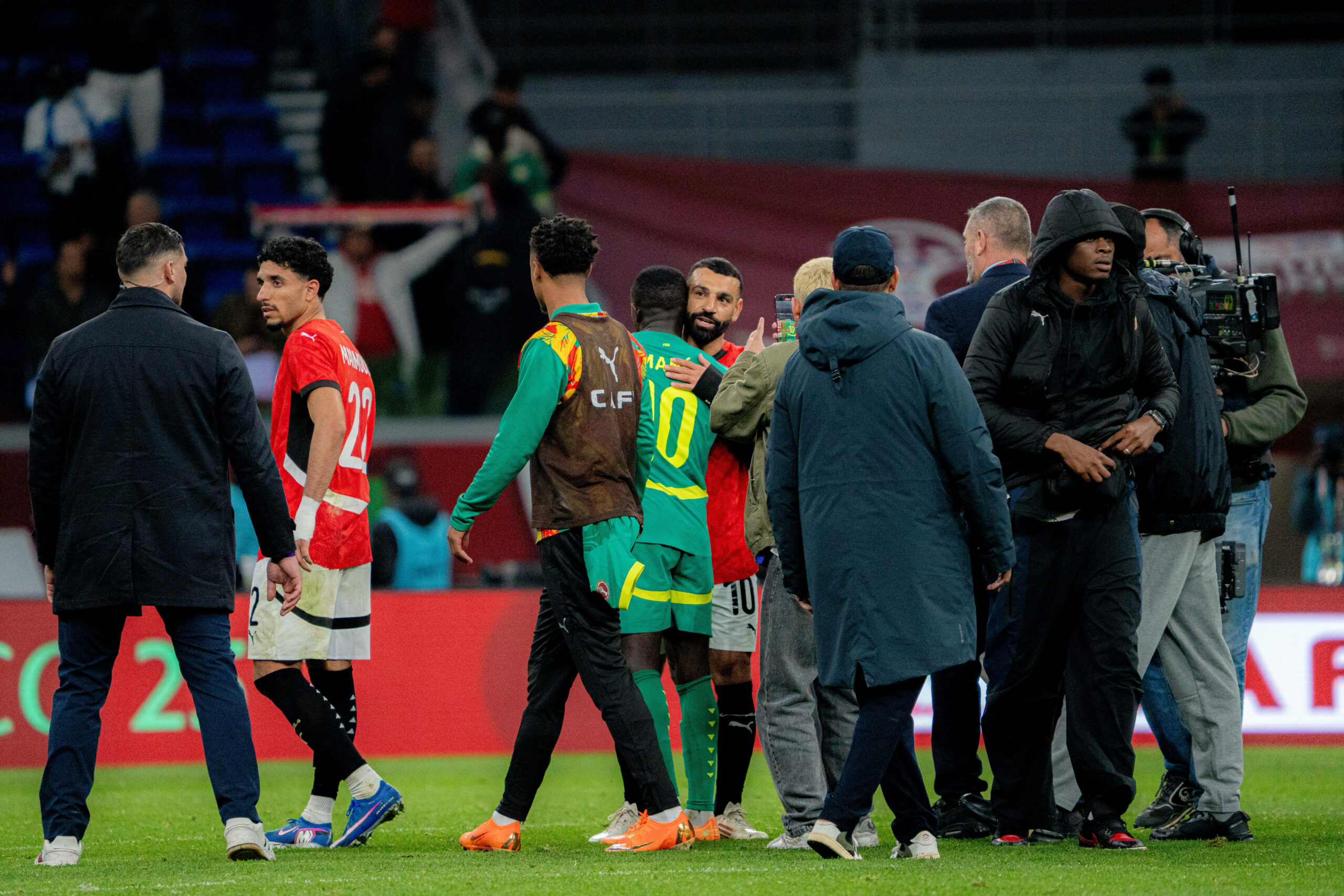 Sadio Mané umarmt Mohamed Salah