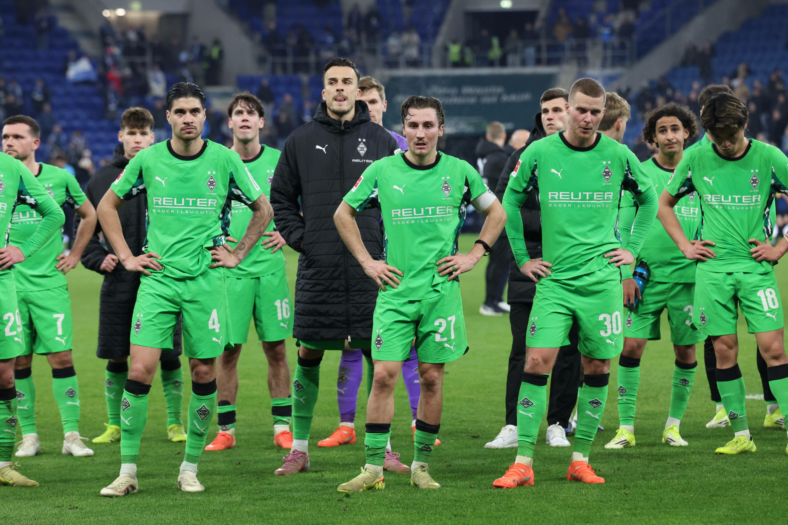 Die Gladbacher Profis mussten sich nach der 1:5-Klatsche noch den eigenen Fans stellen.