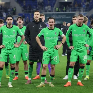 Die Gladbacher Profis mussten sich nach der 1:5-Klatsche noch den eigenen Fans stellen.