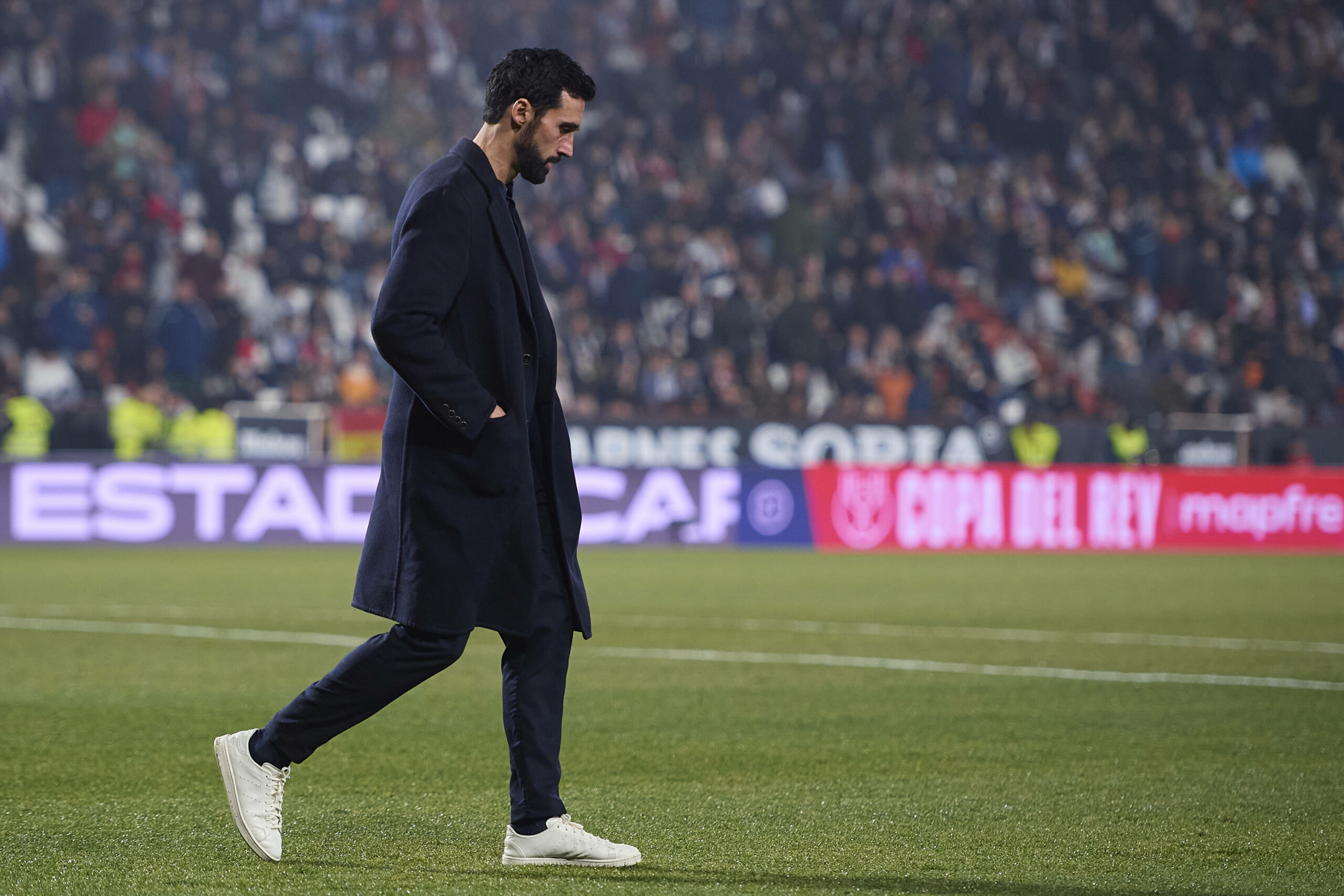 Álvaro Arbeloa geht betrübt über das Spielfeld