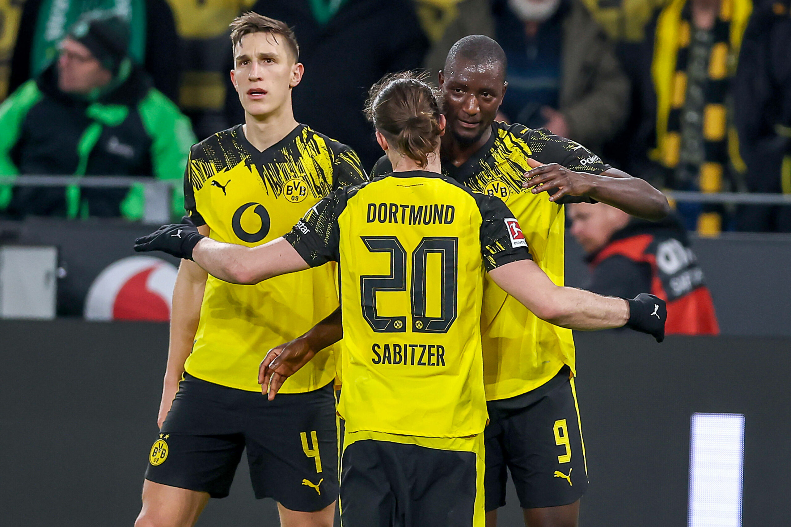 Nico Schlotterbeck, Marcel Sabitzer und Serhou Guirassy jubeln