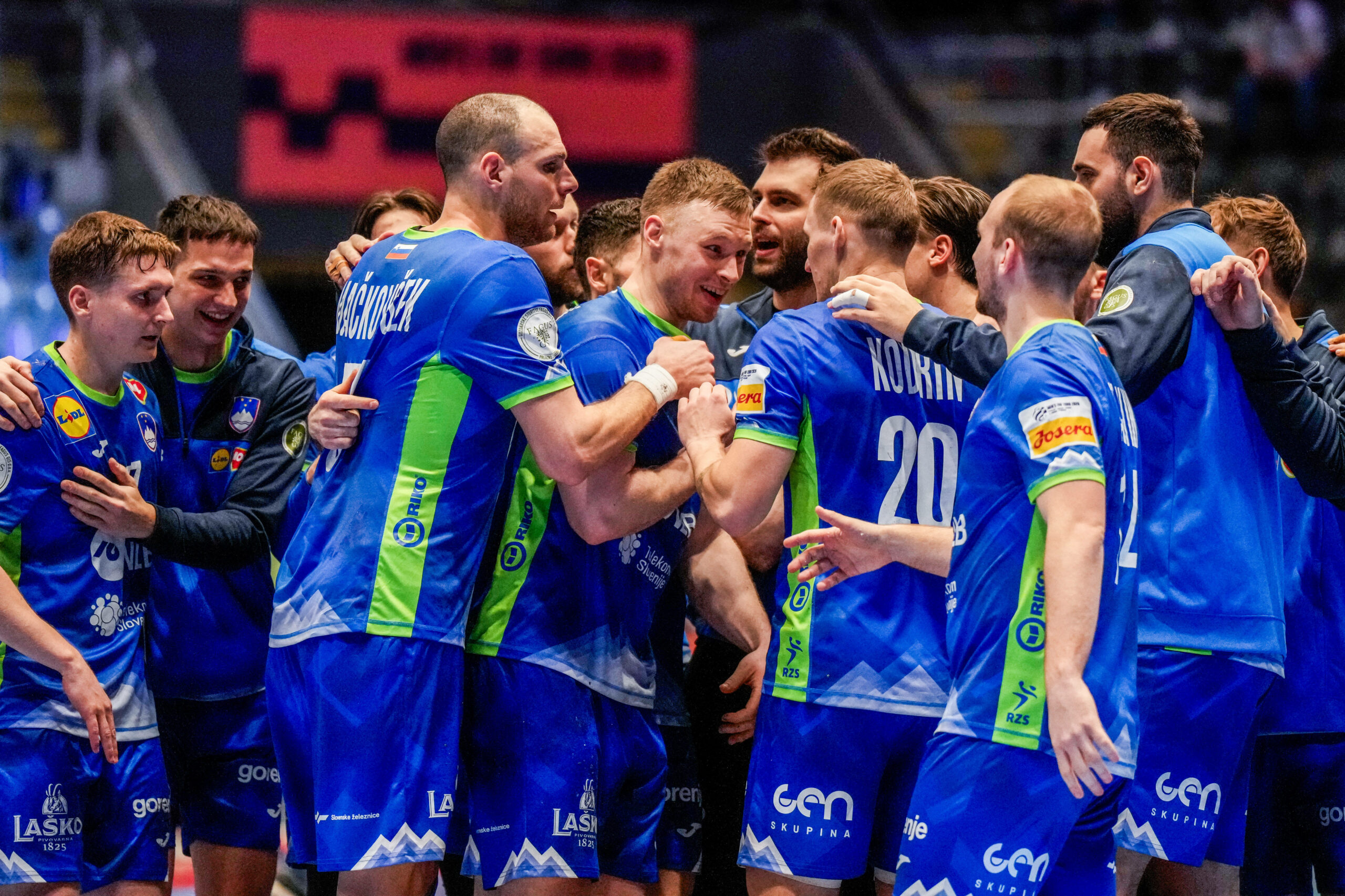Sloweniens Handball-Nationalmannschaft feiert