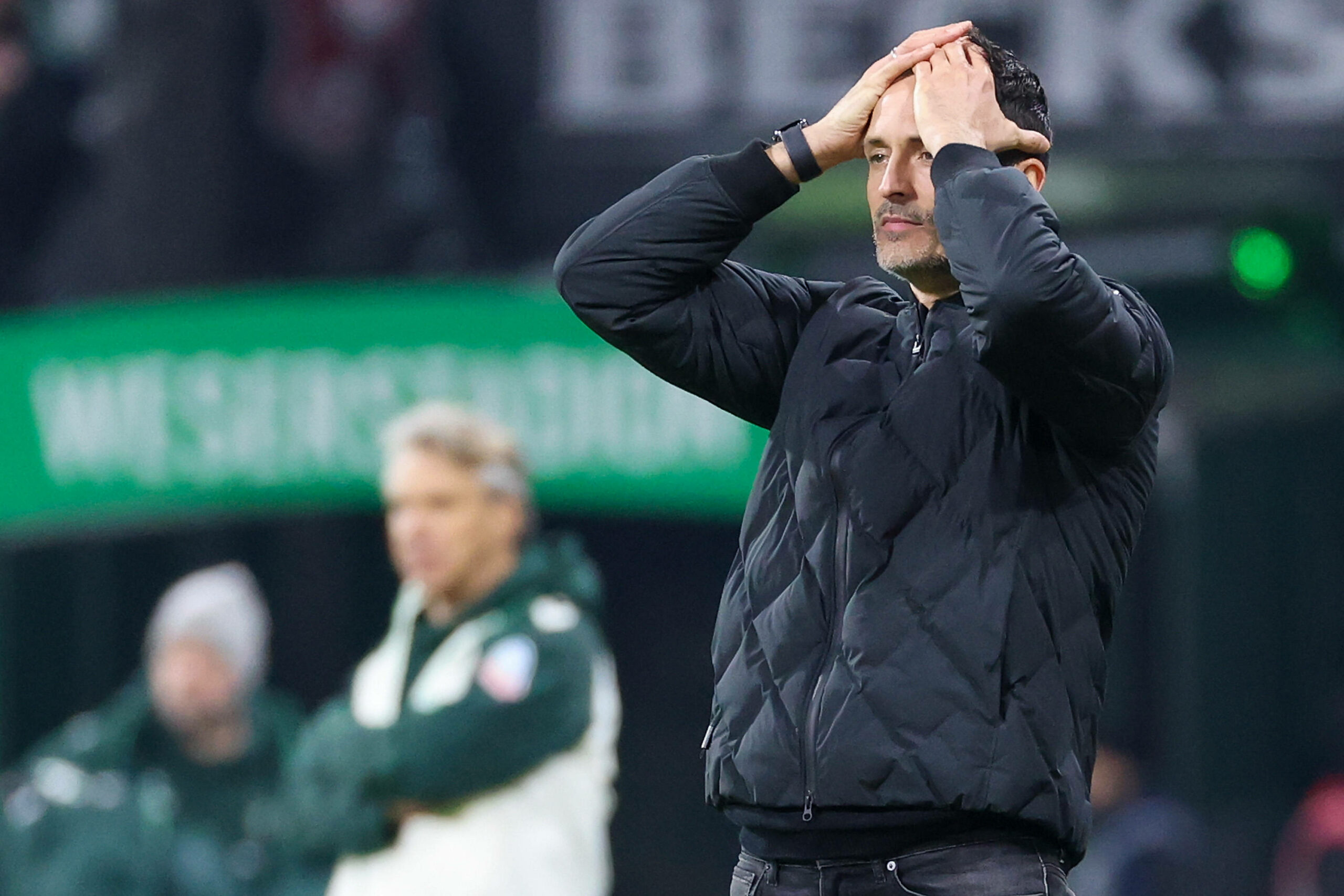 Dino Toppmöller schlägt enttäuscht die Hände über dem Kopf zusammen