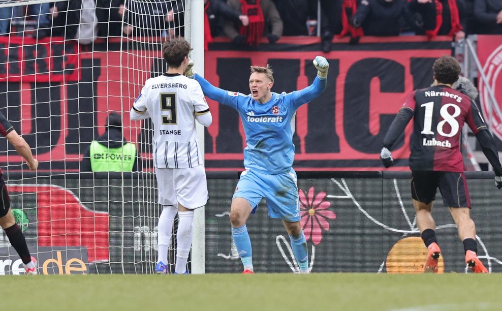 Otto Stange steht vor Jan Reichert nach vergebenem Elfmeter