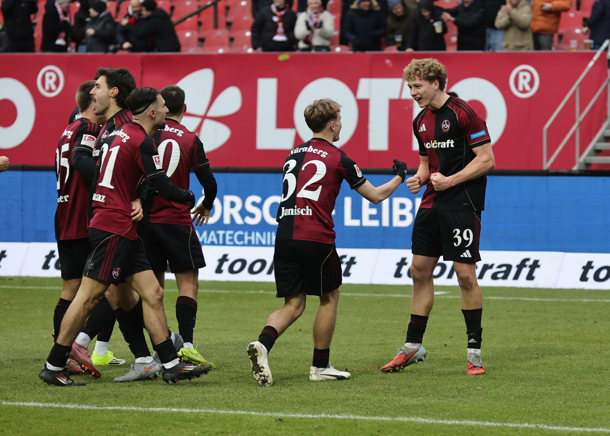 Piet Scobel feiert seinen Treffer
