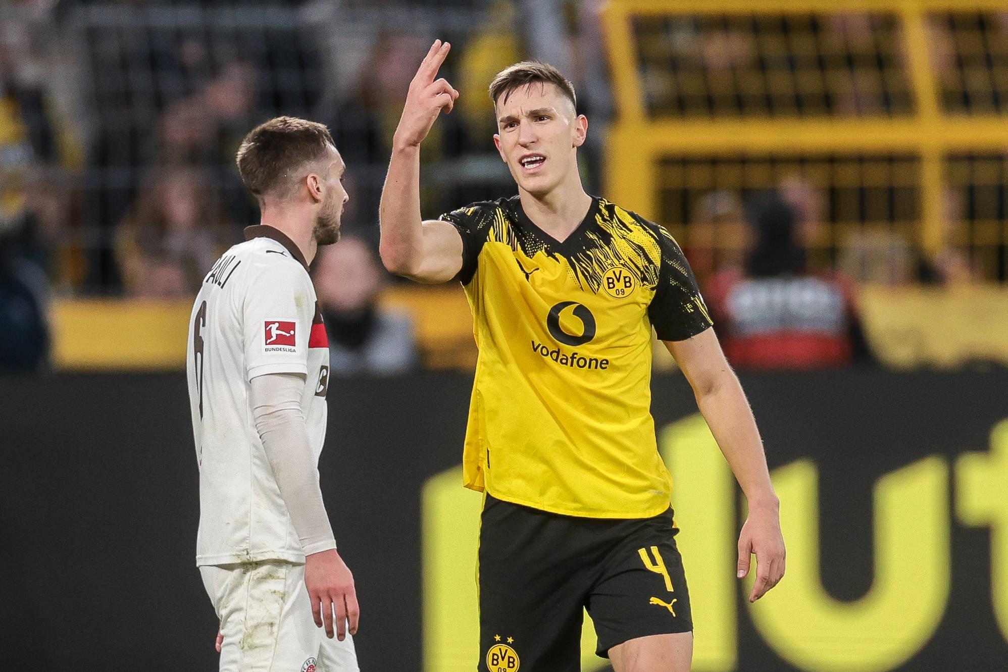Nico Schlotterbeck Borussia Dortmund beschwert sich im Spiel gegen St. Pauli.