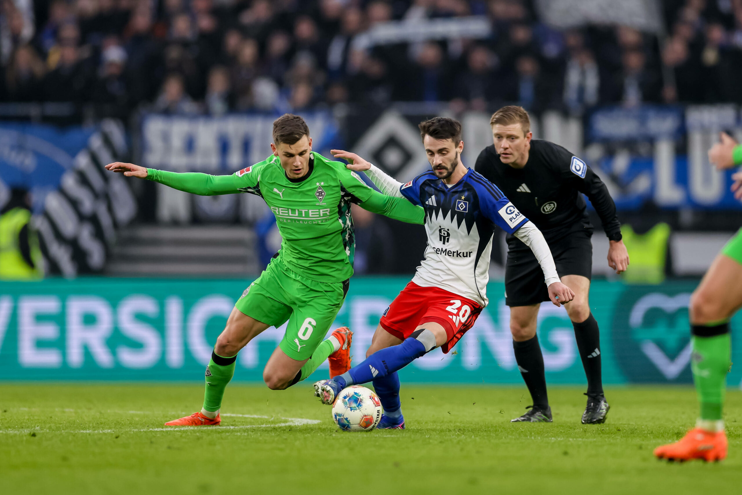 Fabio Vieira streichelt mit dem linken Fuß den Ball und setzt sich im Zweikampf gegen Gladbachs Yannik Engelhardt durch.