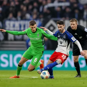 Fabio Vieira streichelt mit dem linken Fuß den Ball und setzt sich im Zweikampf gegen Gladbachs Yannik Engelhardt durch.