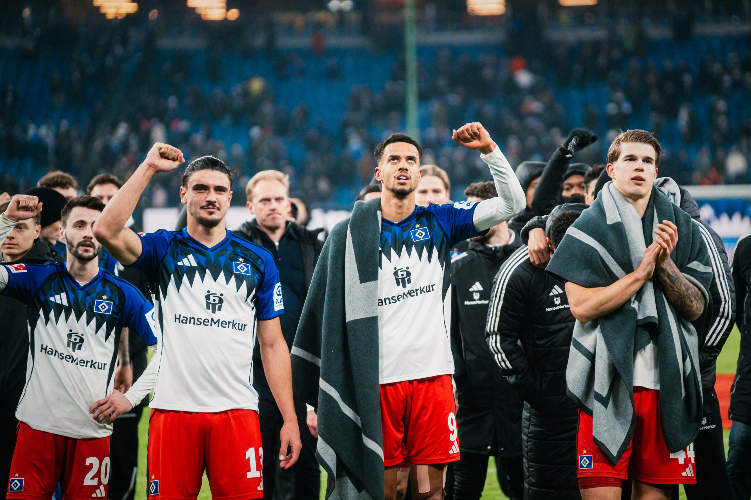 Die HSV-Profis holen sich Zuspruch von ihren Fans.