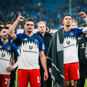 Die HSV-Profis holen sich Zuspruch von ihren Fans.