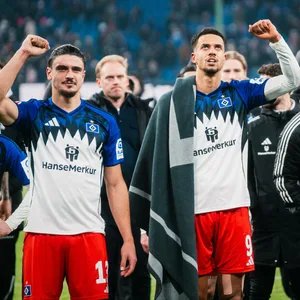 Die HSV-Profis nach dem 0:0 gegen Gladbach vor der Nordtribüne