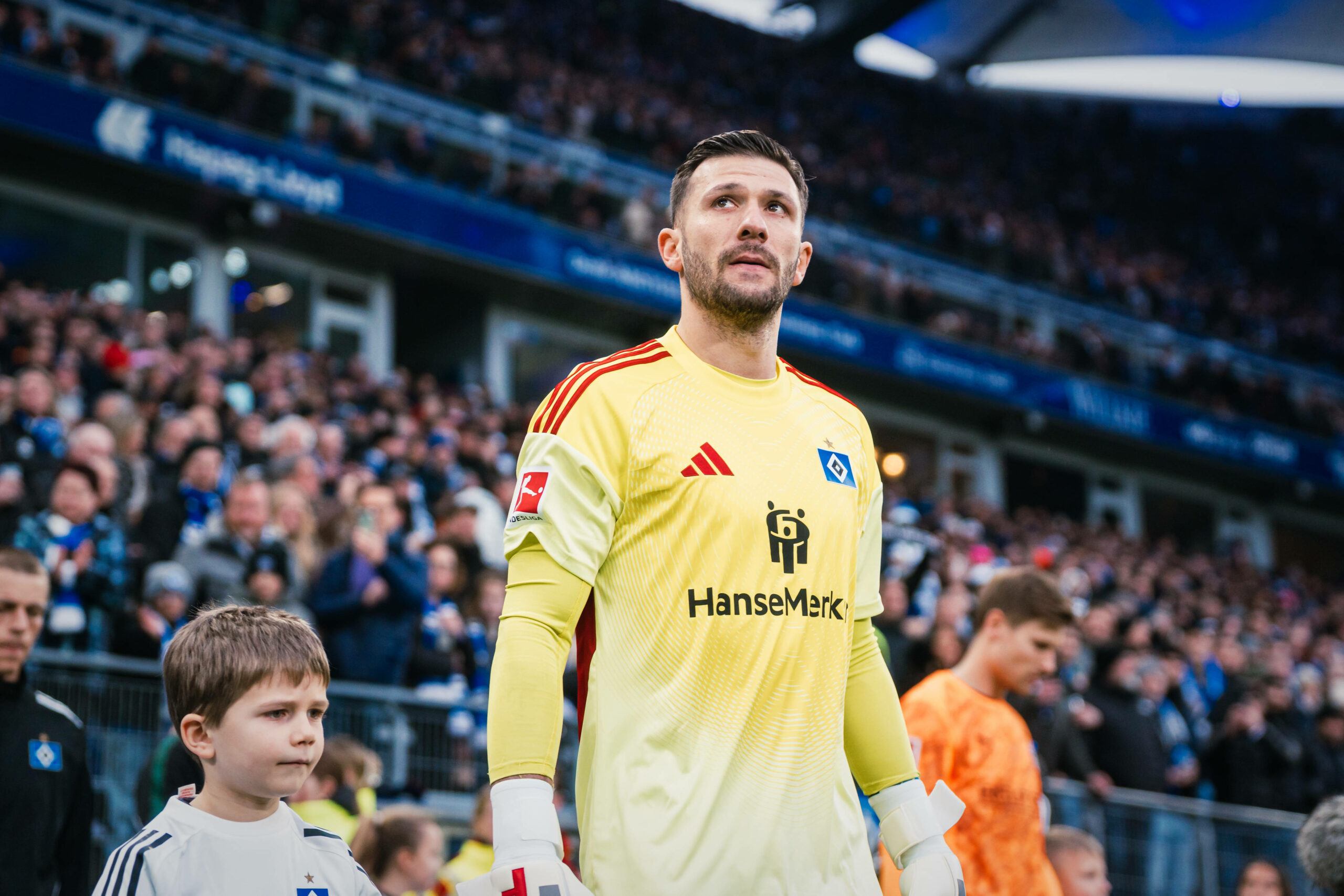Daniel Heuer Fernandes beim Einlaufen in das Volksparkstadion
