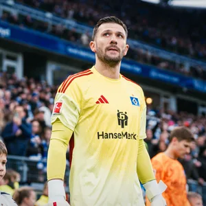 Daniel Heuer Fernandes beim Einlaufen in das Volksparkstadion