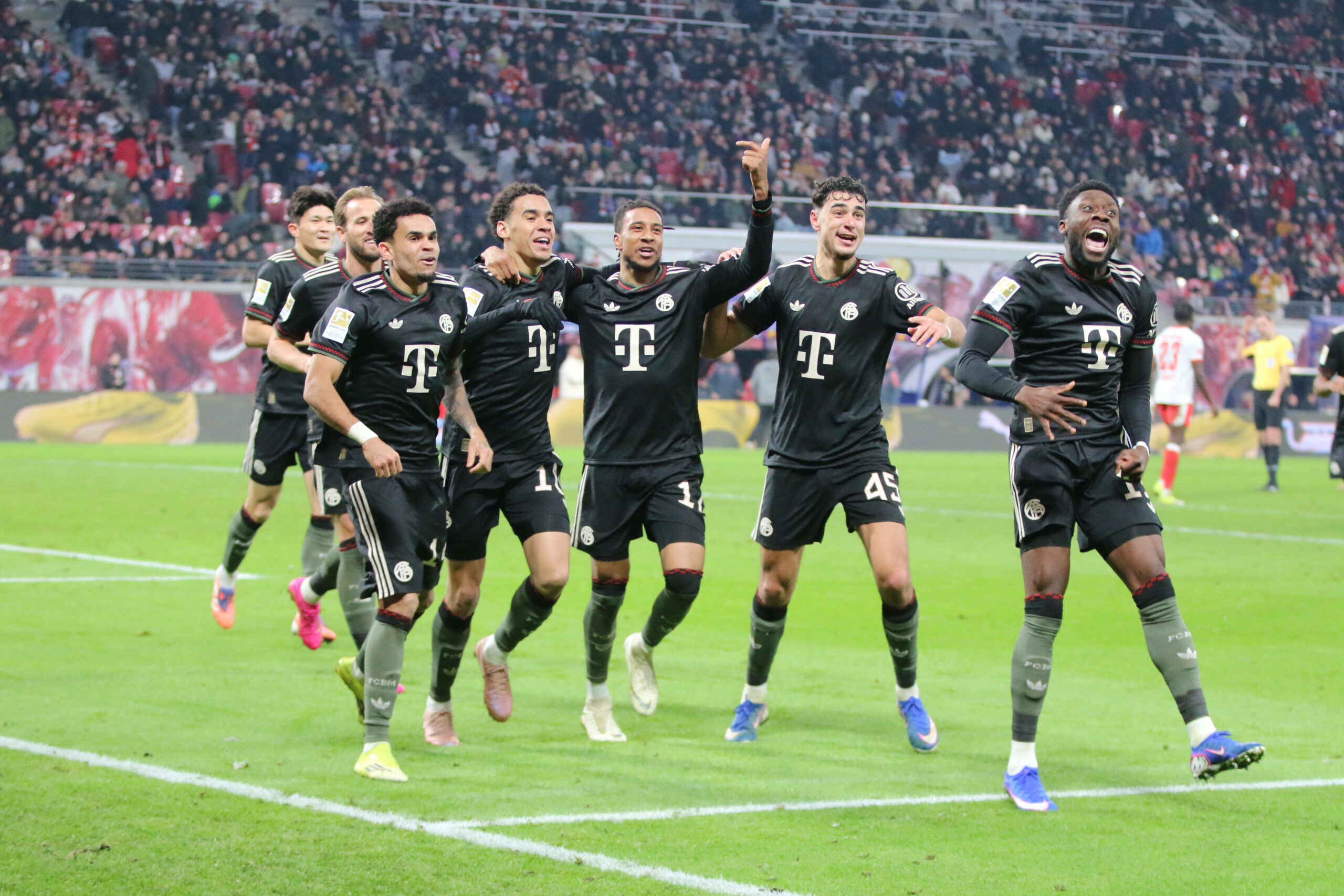 Bayern-Spieler feiern Auswärtssieg