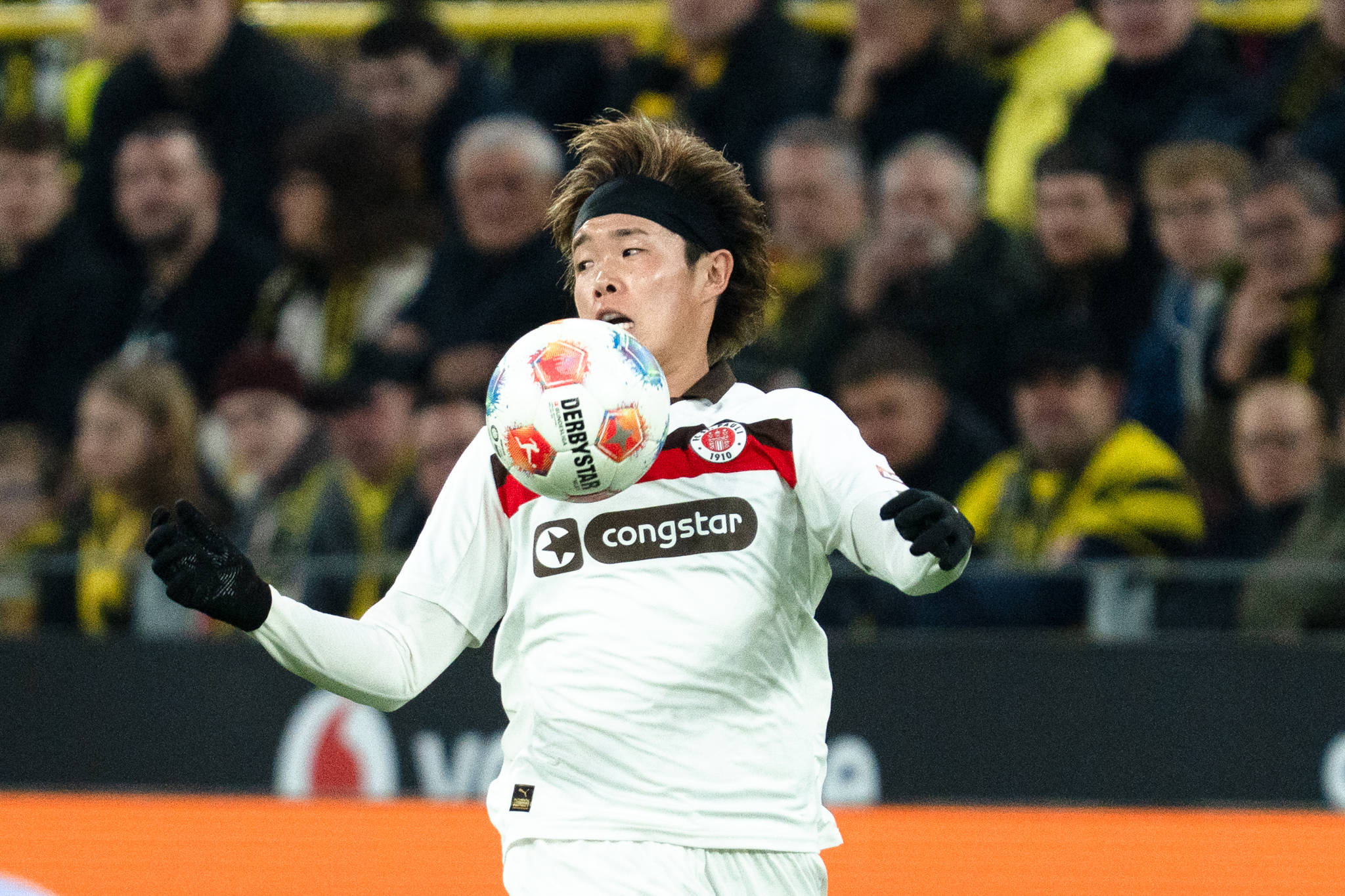 Tomoya Ando nimmt den Ball in Dortmund mit der Brust an