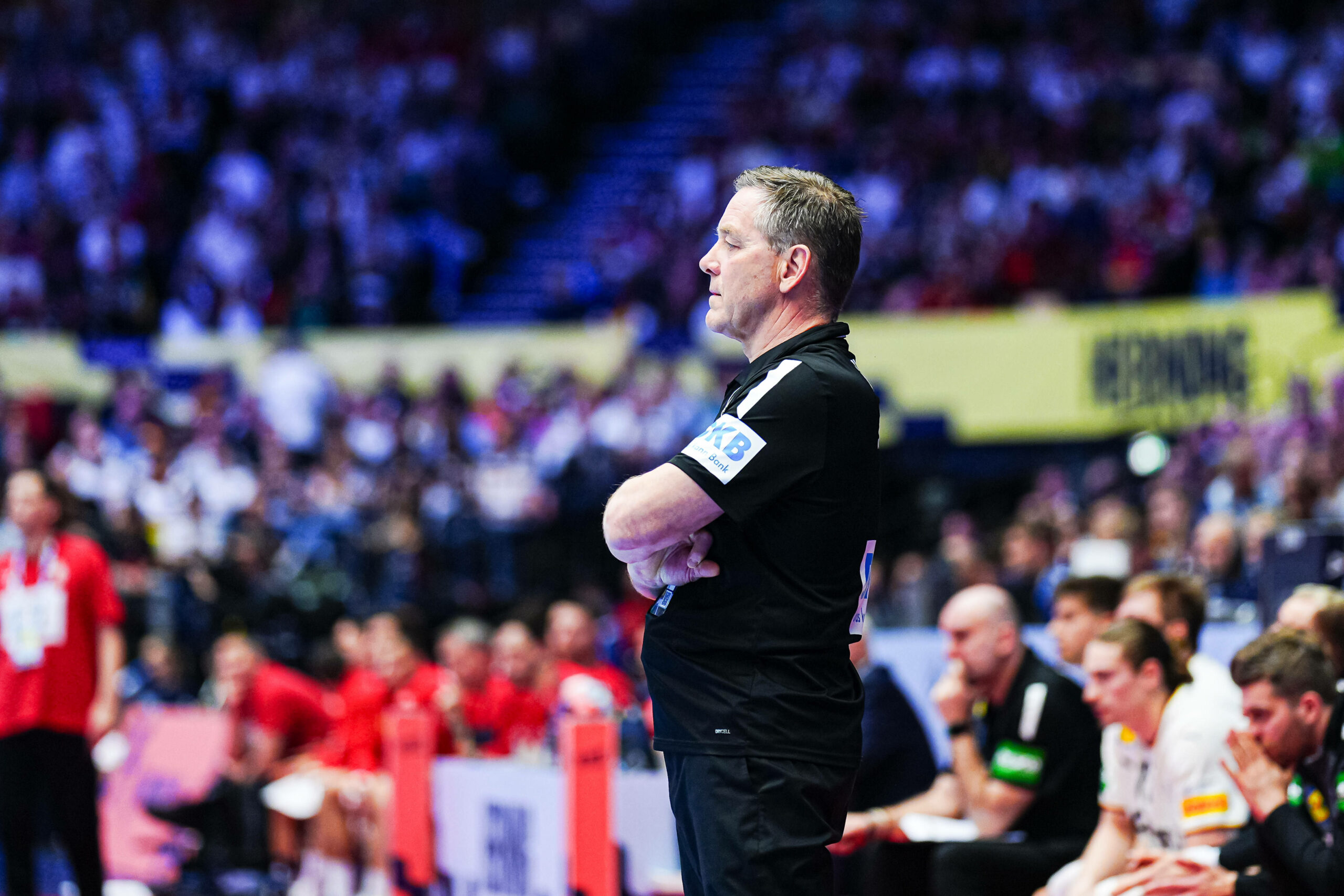 Alfred Gislason am Spielfeldrand