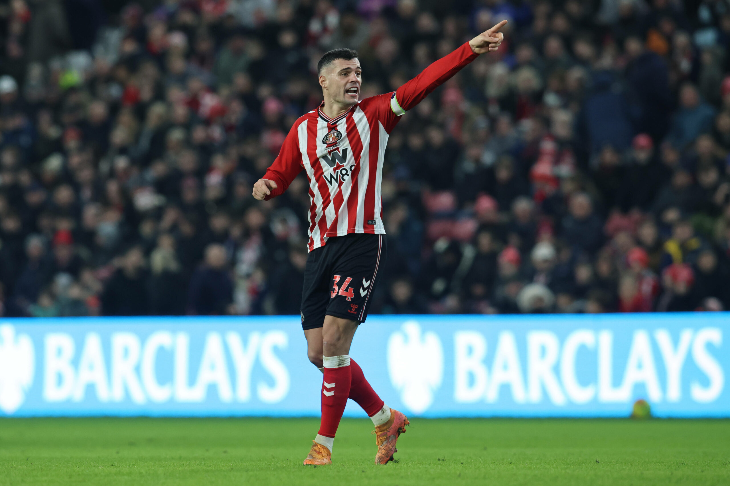 Granit Xhaka zeigt nach links