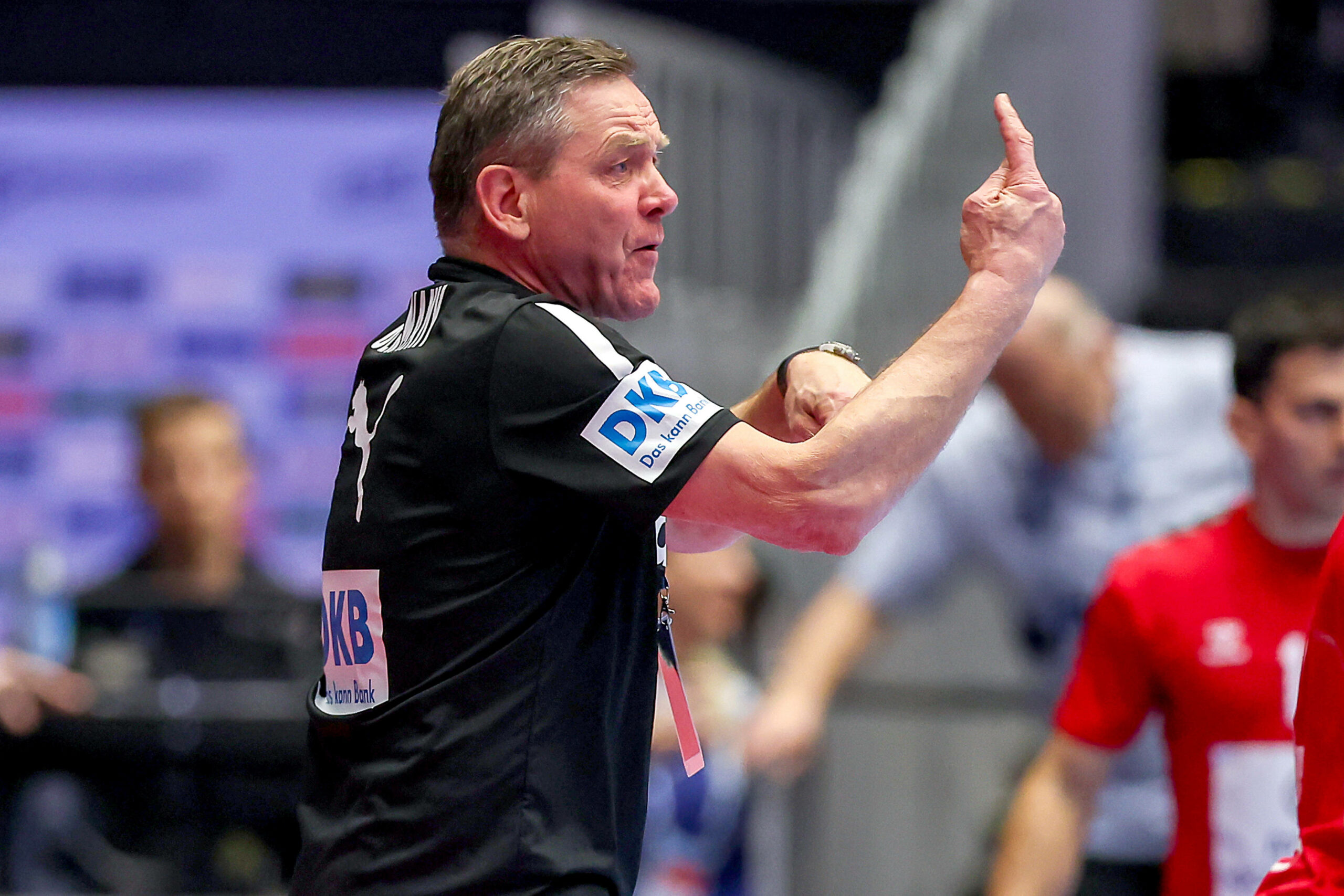 Alfred Gislason an der Seitenlinie