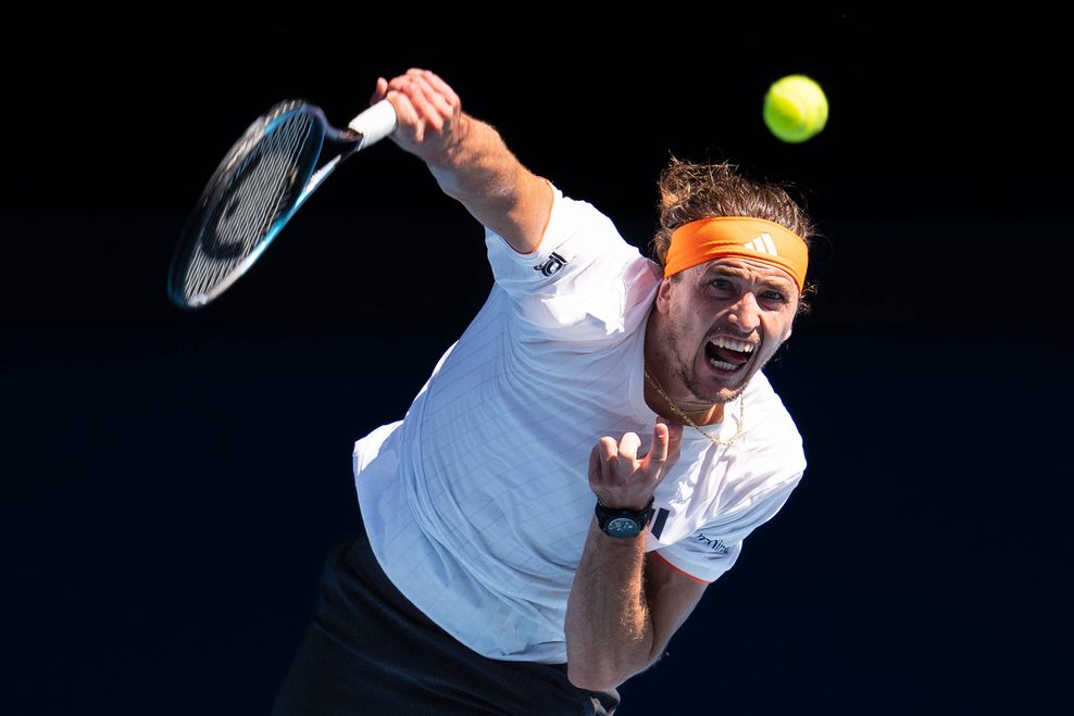 Zverev schlägt den Ball