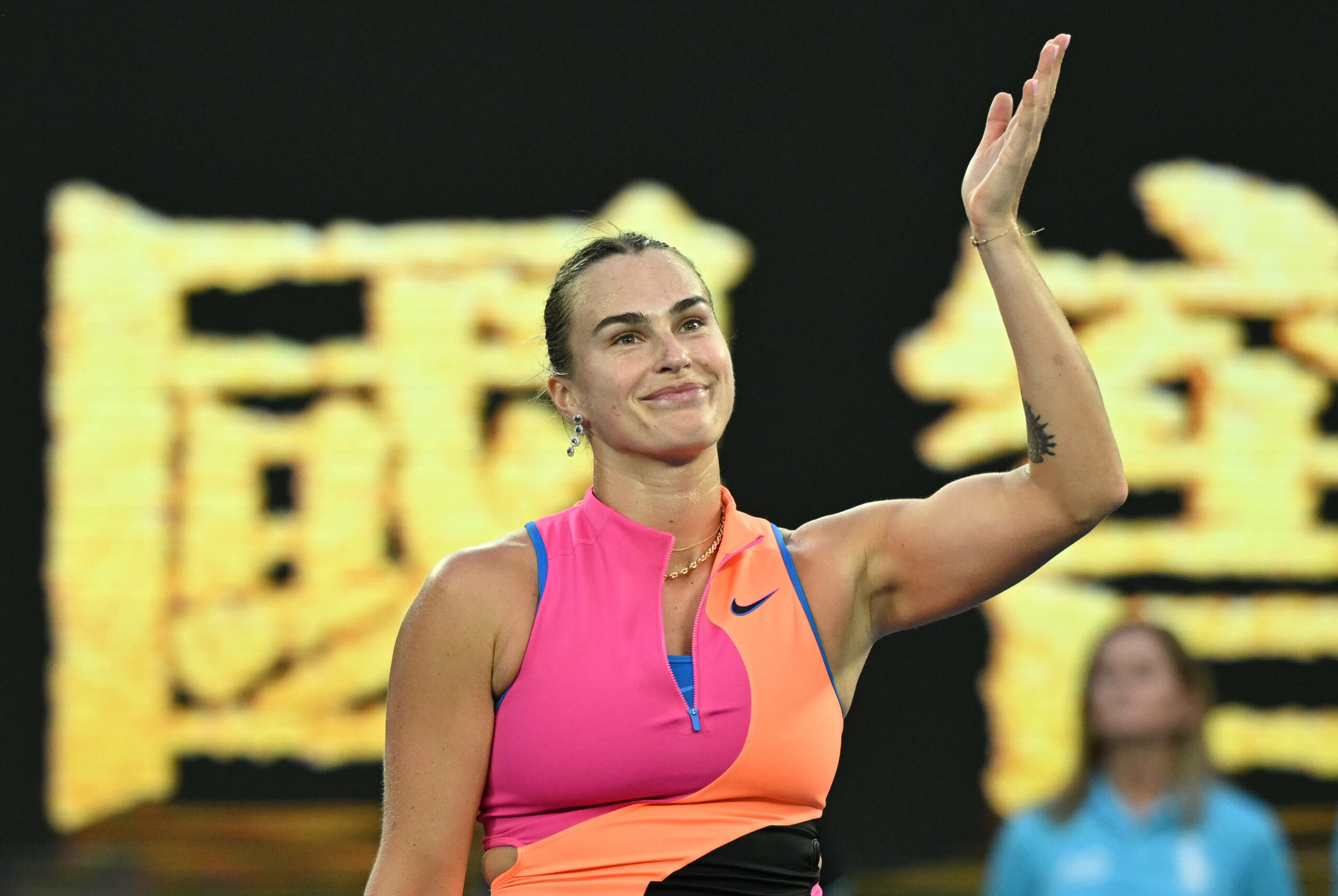 Aryna Sabalenka winkt