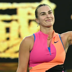 Aryna Sabalenka winkt