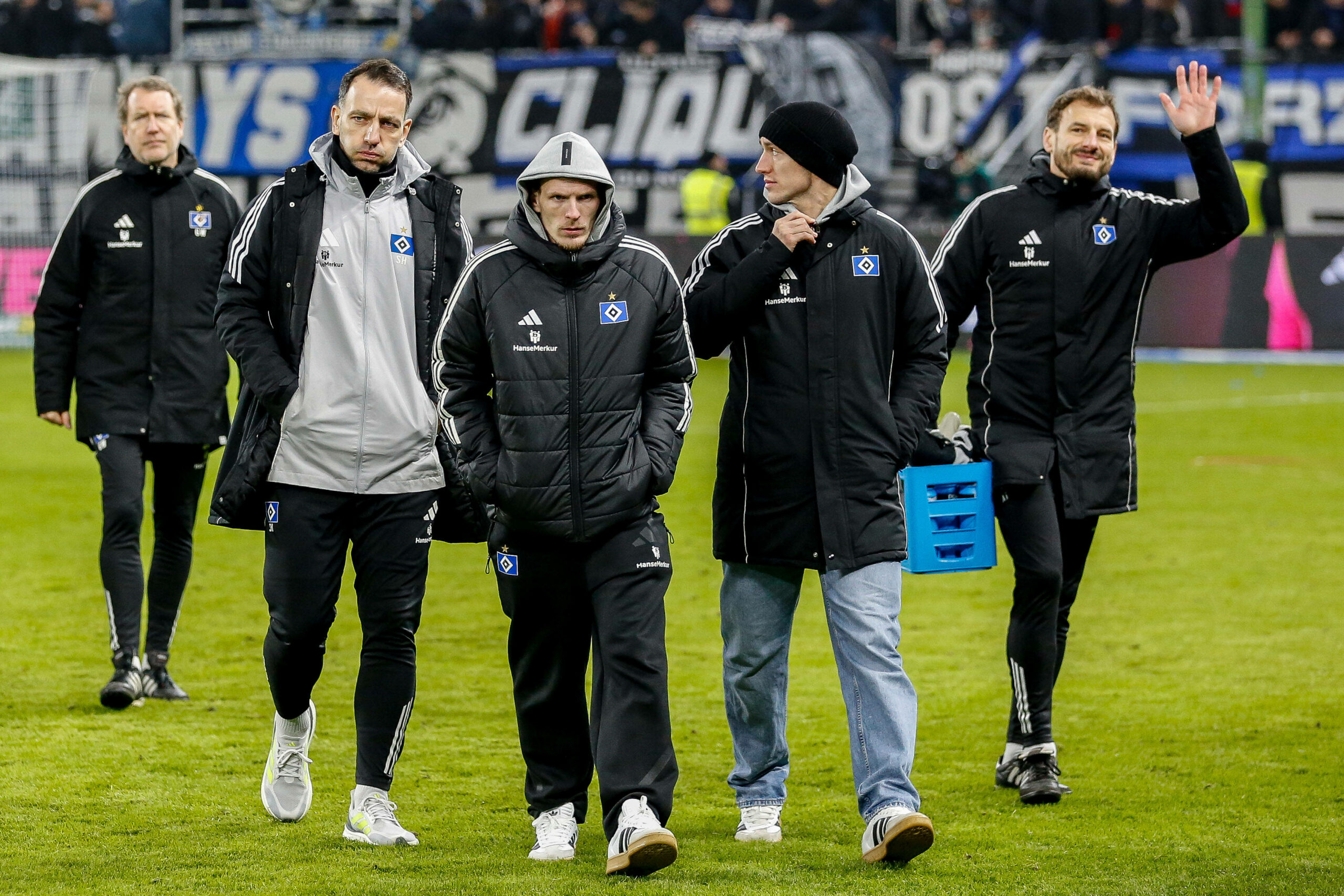 Torwarttrainer Sven Höh zusammen mit den Ersatzspielern Emir Sahiti und Silvan Hefti auf dem Rasen des Volksparkstadions.