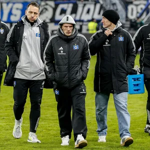 Torwarttrainer Sven Höh zusammen mit den Ersatzspielern Emir Sahiti und Silvan Hefti auf dem Rasen des Volksparkstadions.