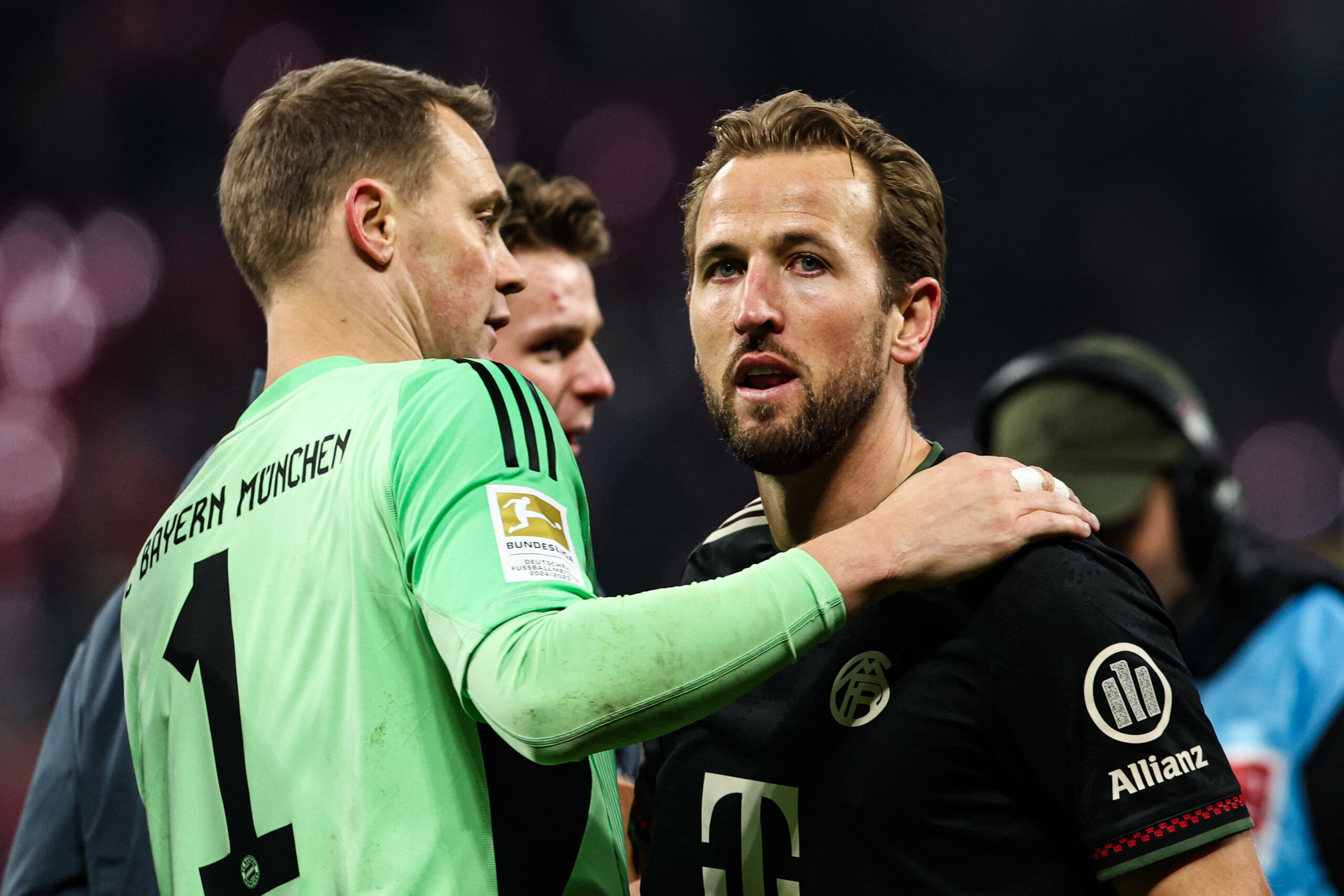 Manuel Neuer und Harry Kane umarmen sich
