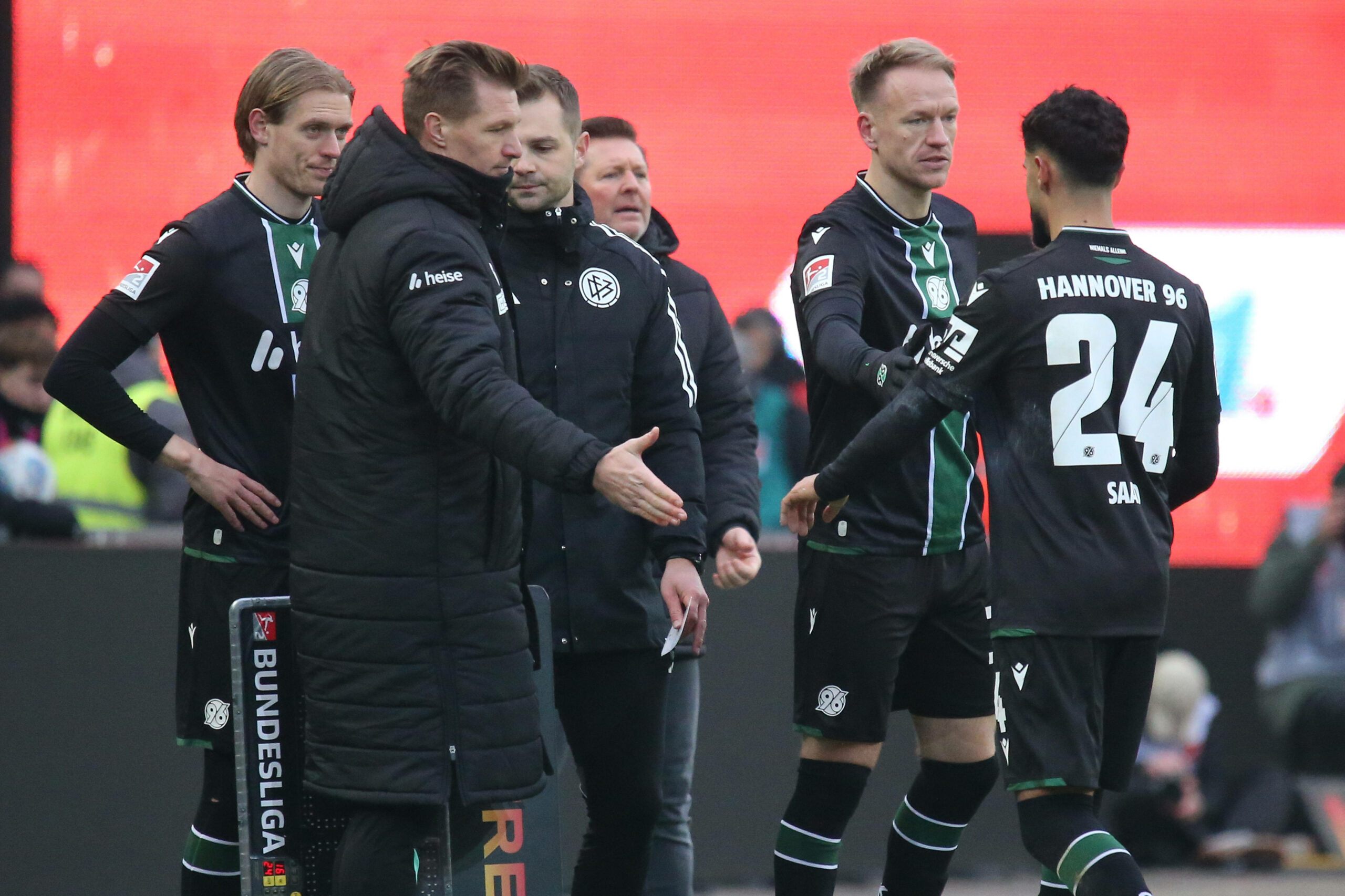 Elias Saad wird für Havard Nielsen ausgewechselt