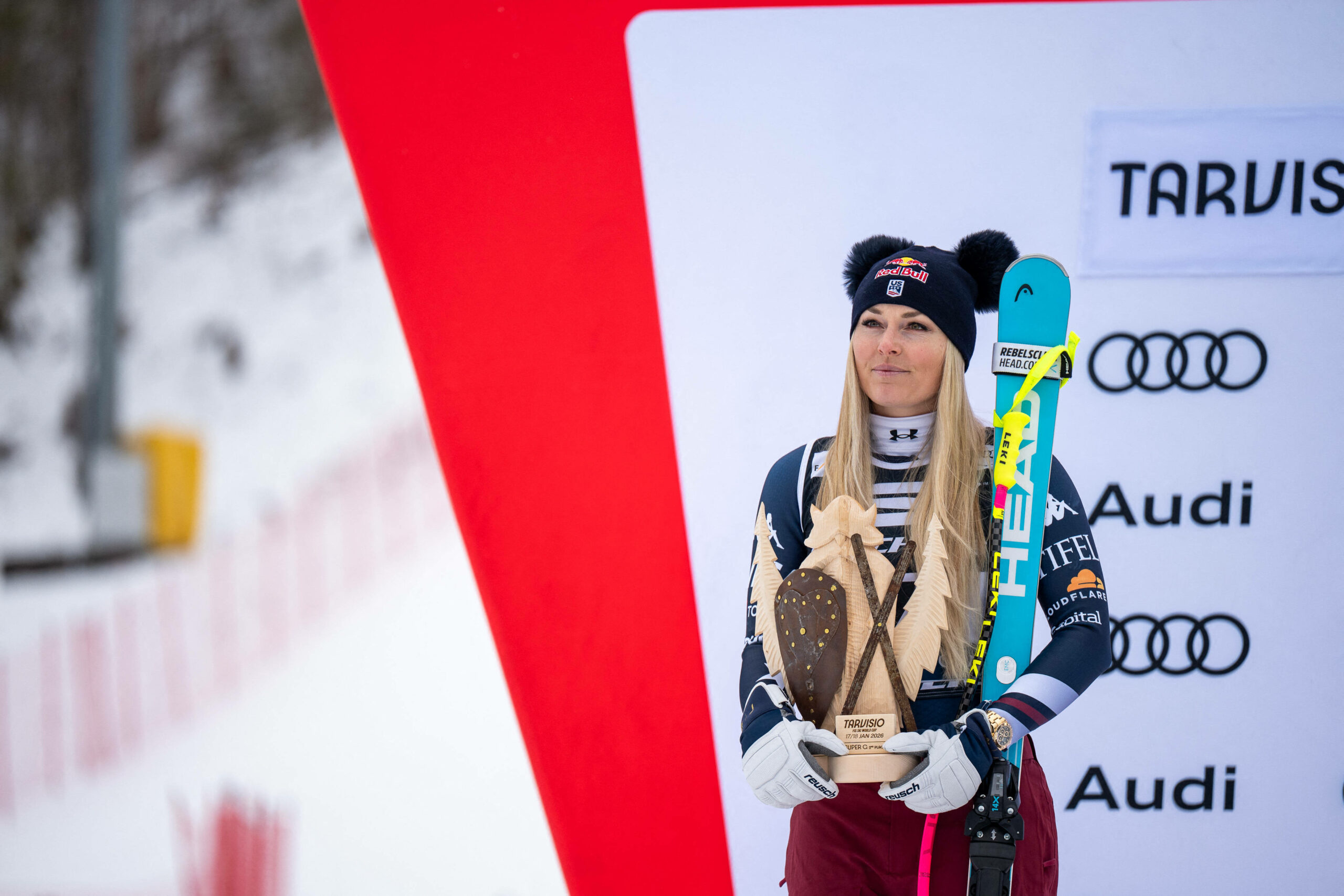 Lindsey Vonn posiert mit einer Trophäe