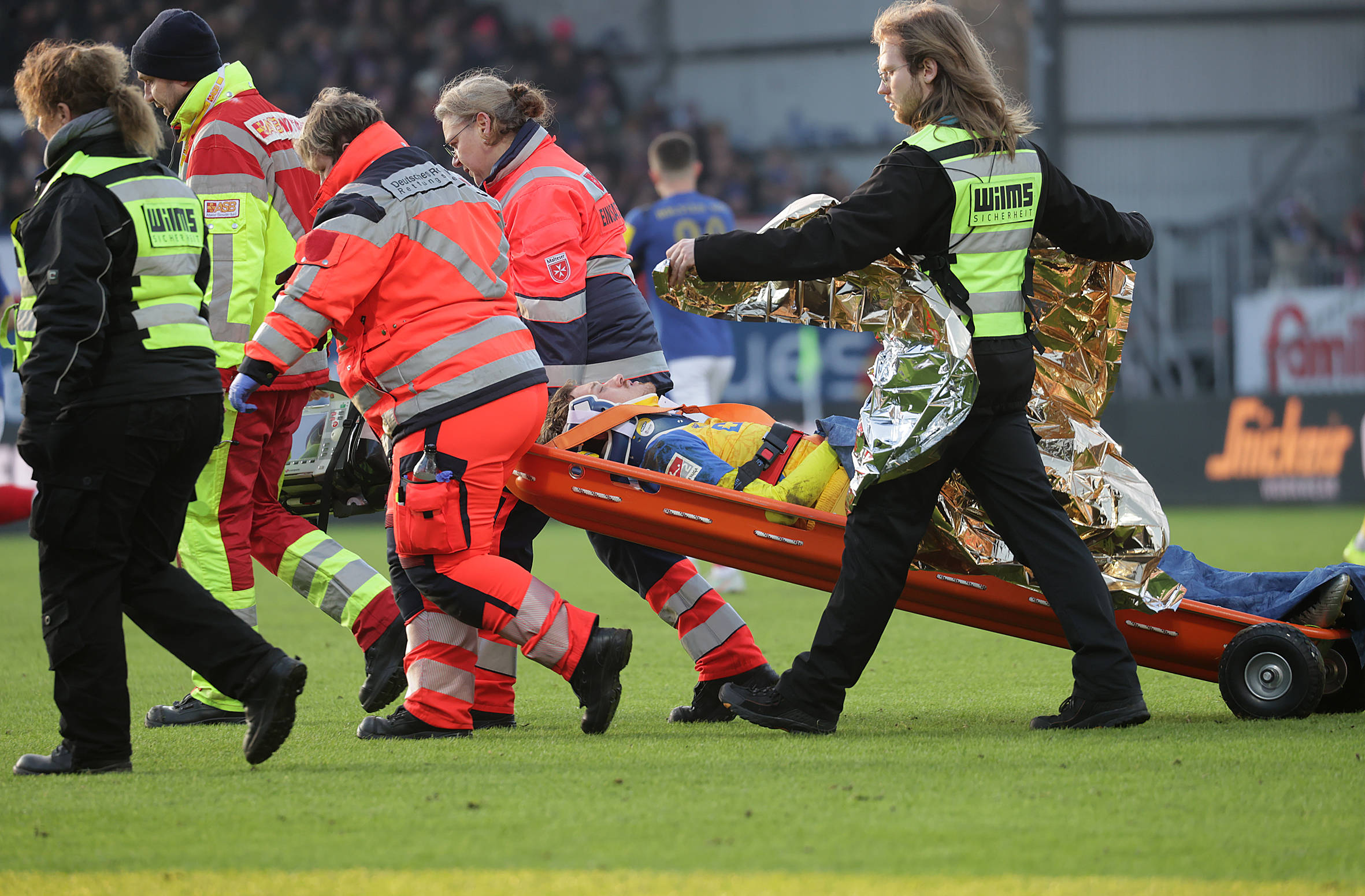Calvin Brackelmann wird auf einer Trage vom Platz gebracht.