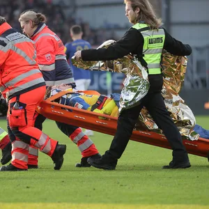 Calvin Brackelmann wird auf einer Trage vom Platz gebracht.