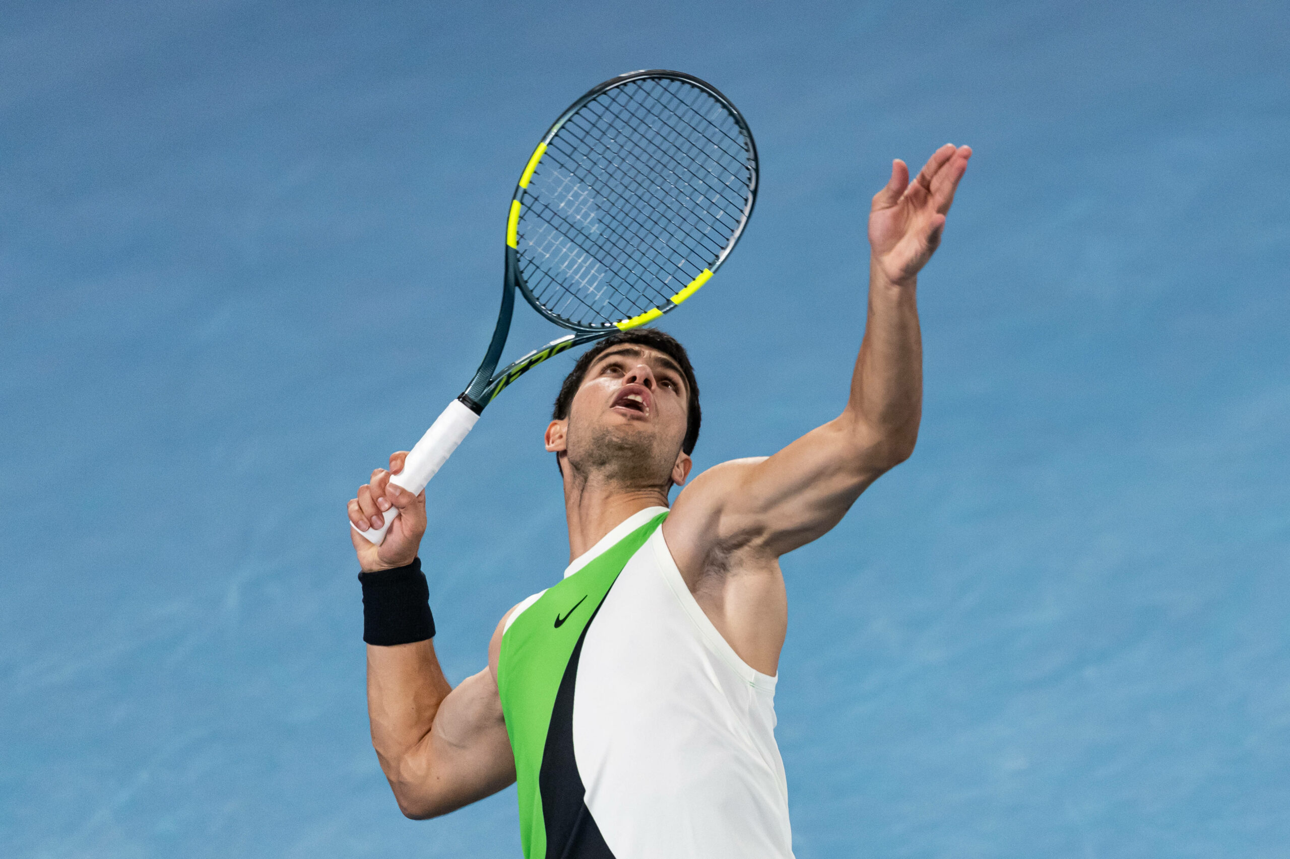 Carlos Alcaraz beim Aufschlag