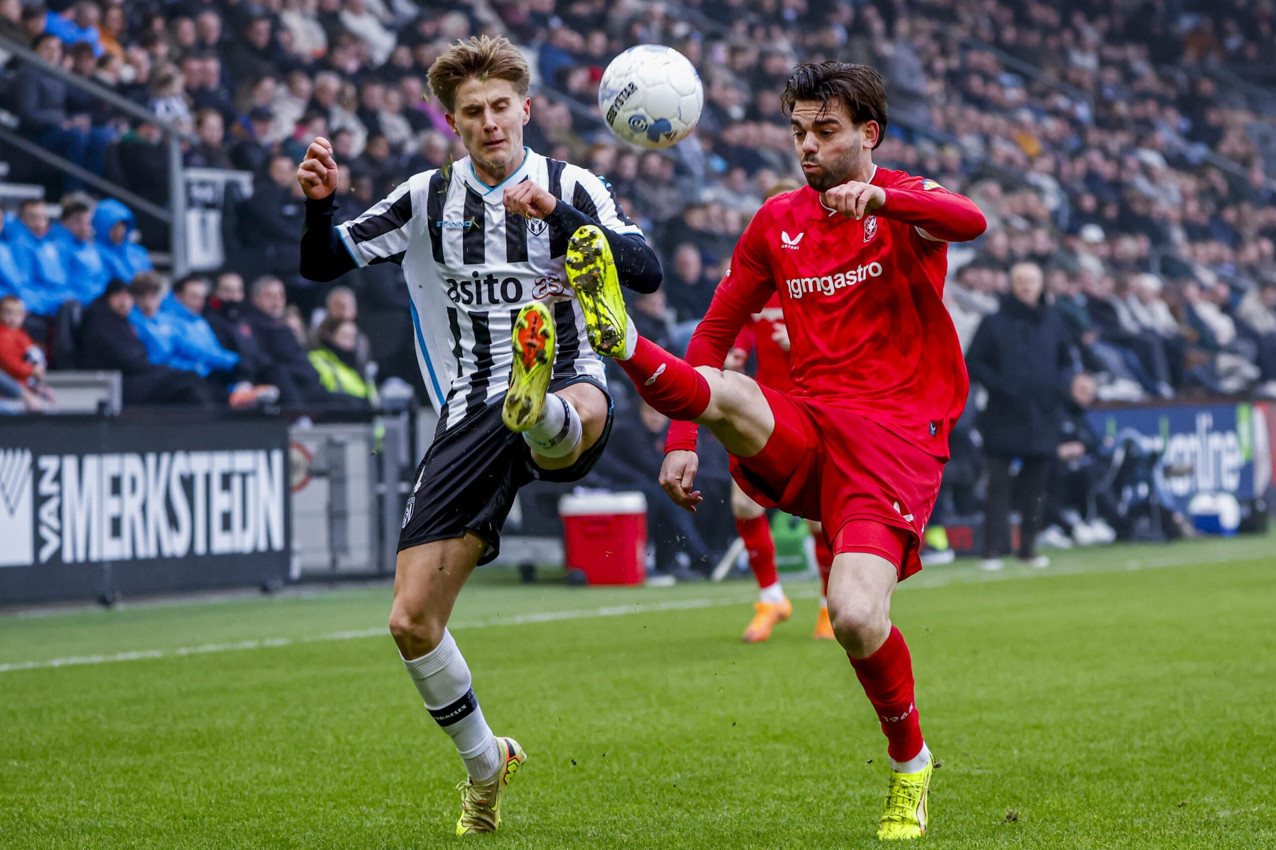 Erik Ahlstrand im Zweikampf um den Ball