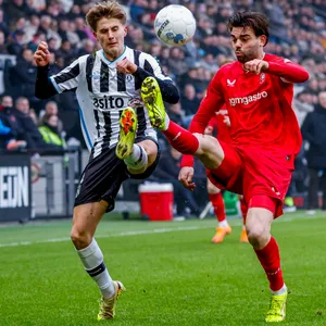 Erik Ahlstrand im Zweikampf um den Ball