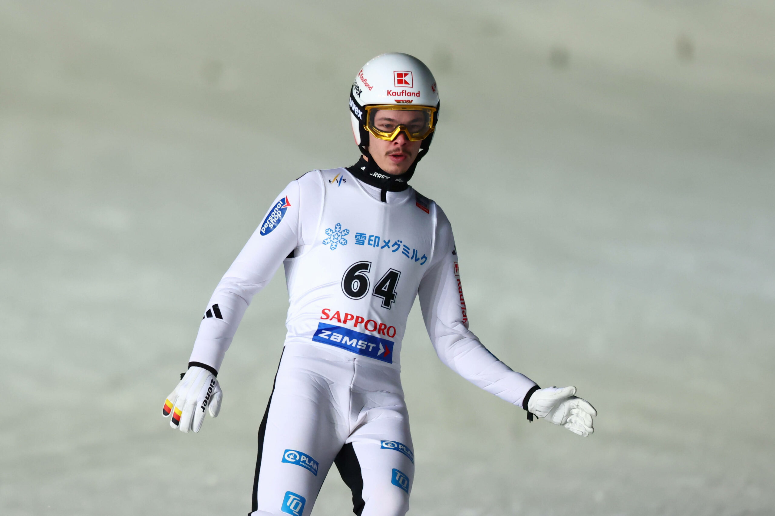 Philipp Raimund im Auslauf einer Skisprungschanze