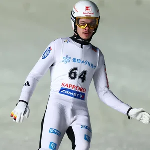 Philipp Raimund im Auslauf einer Skisprungschanze