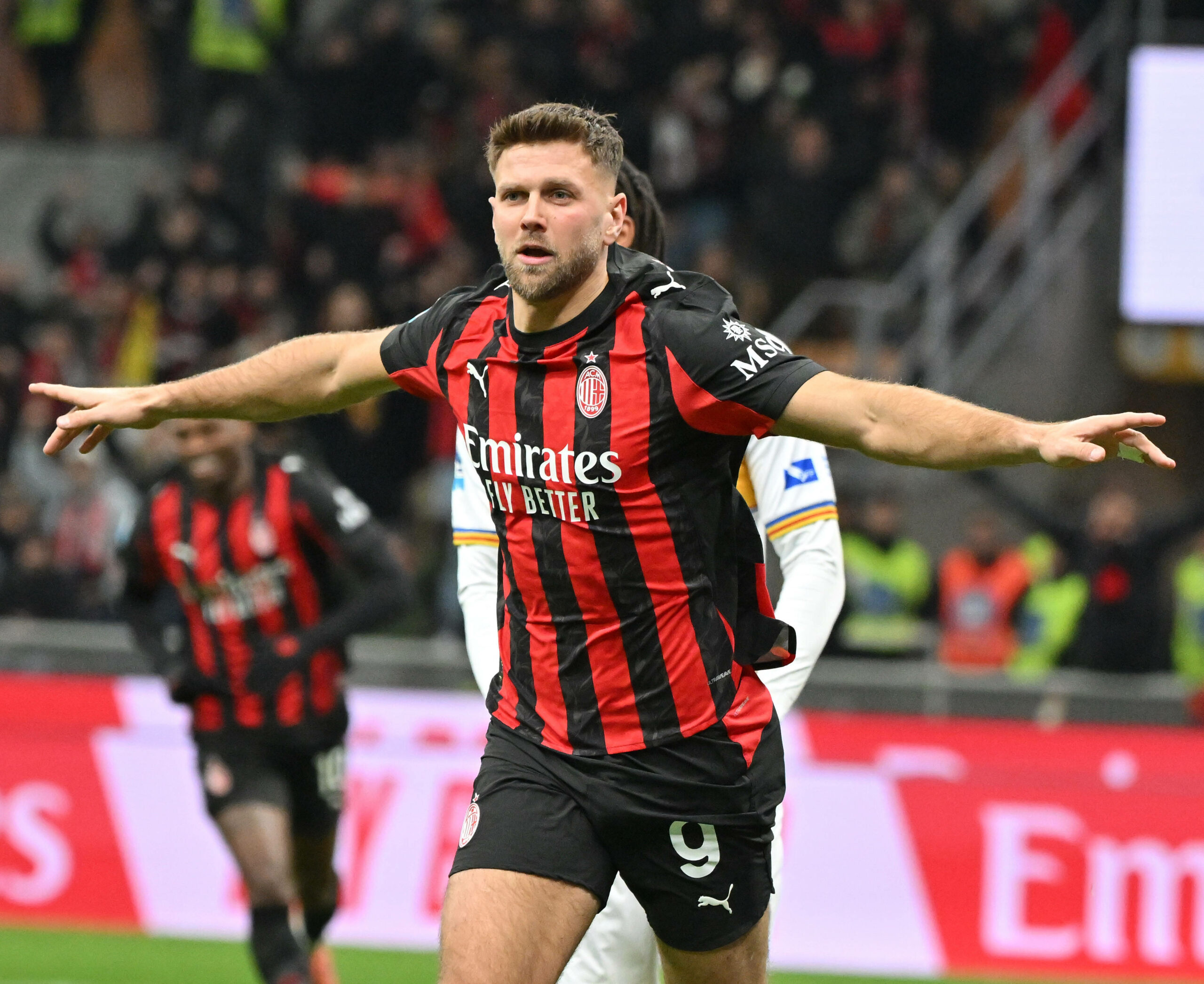 Niclas Füllkrug jubelt im Milan-Trikot