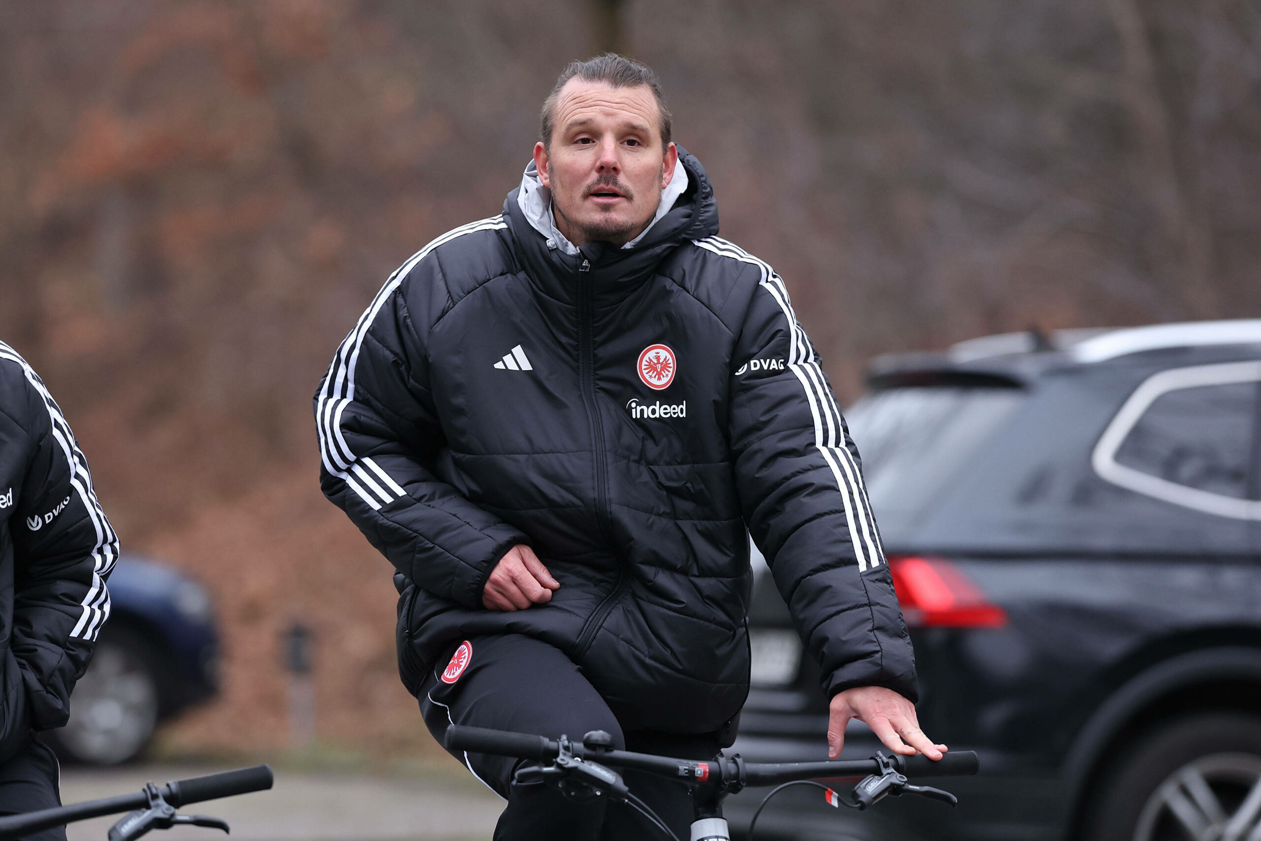 Alexander Meier fährt mit dem Fahrrad in Frankfurt-Jacke.