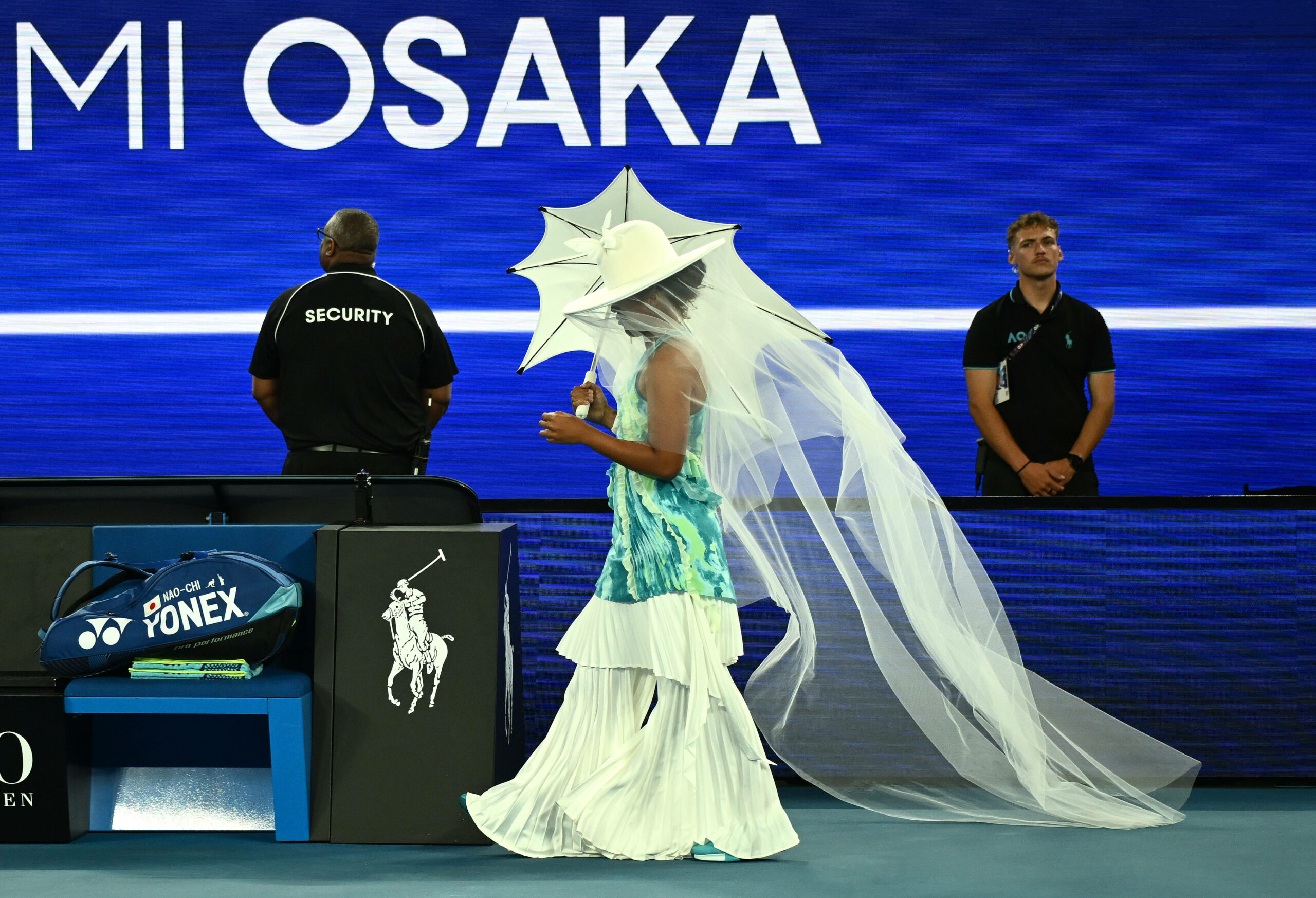Naomi Osaka mit Kleid und Schleier
