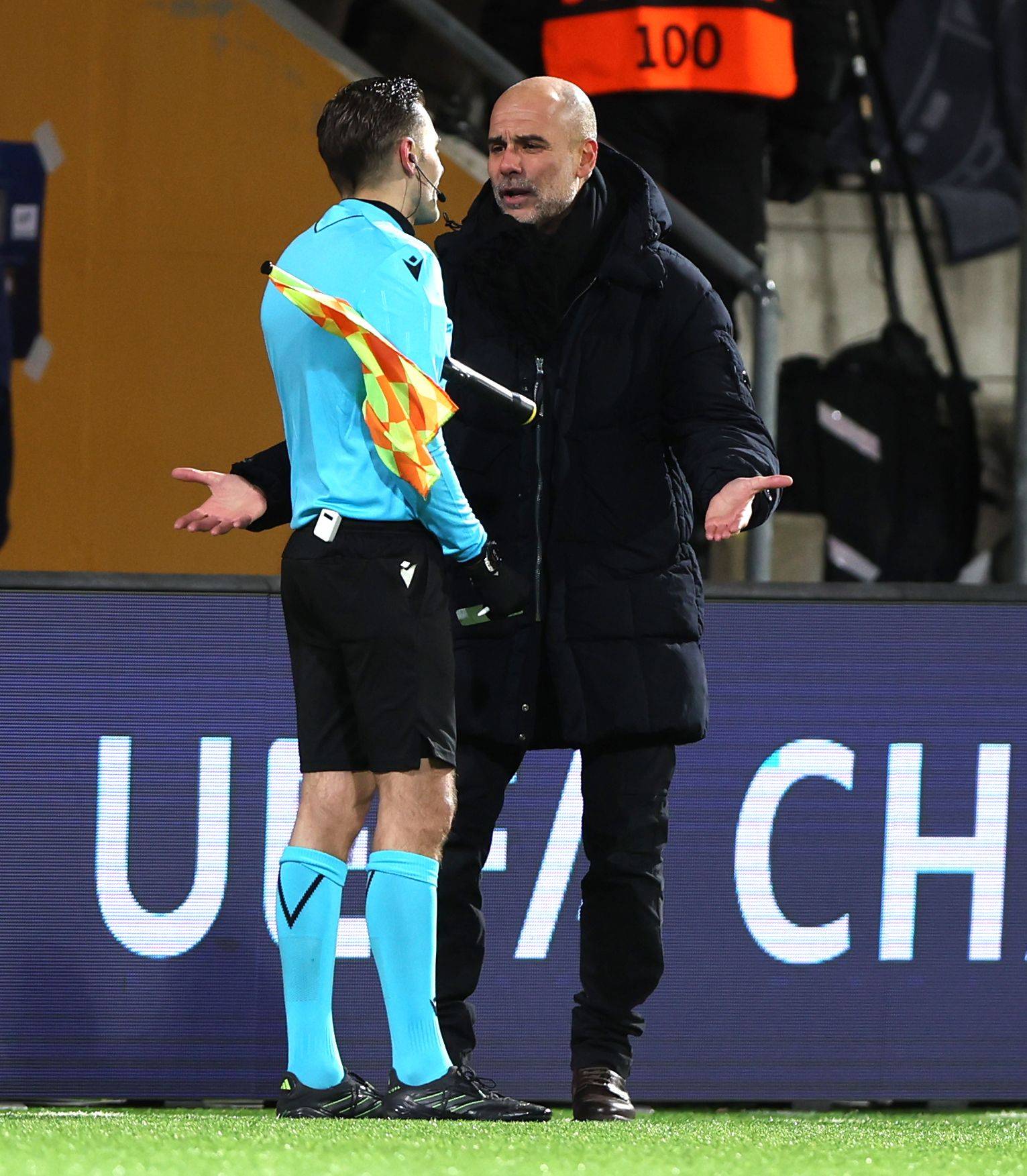 Pep Guardiola beschwert sich beim Schiedsrichter