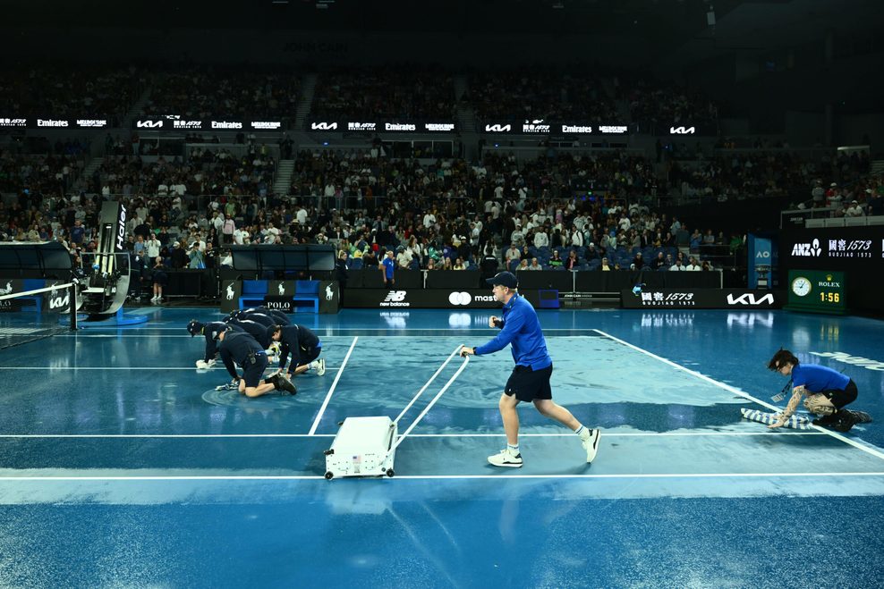Während einer Regenunterbrechung war das Turnier-Personal gefragt, den Platz wieder trocken zu bekommen.