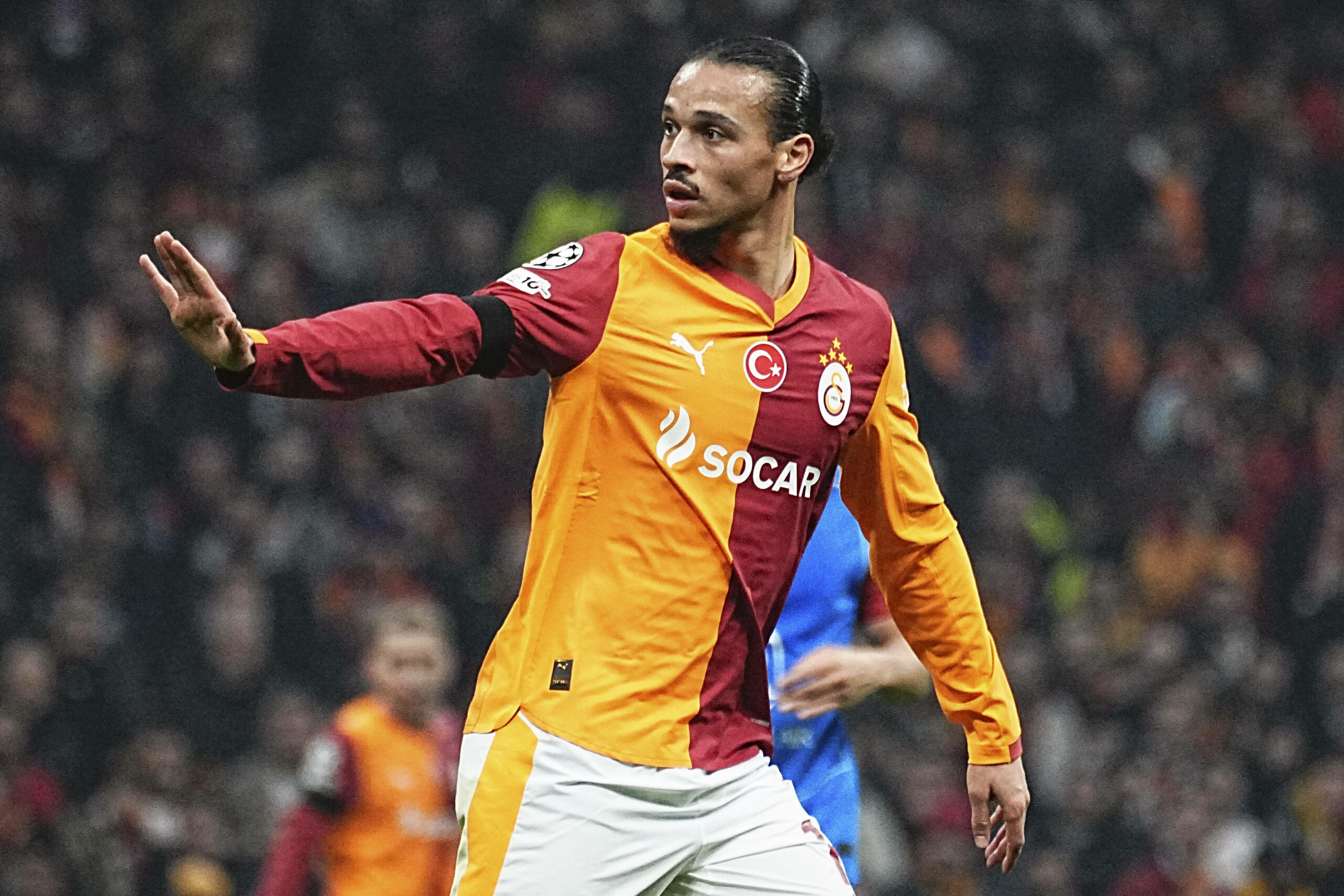 Leroy Sané macht eine Stopp-Geste mit der rechten Hand.