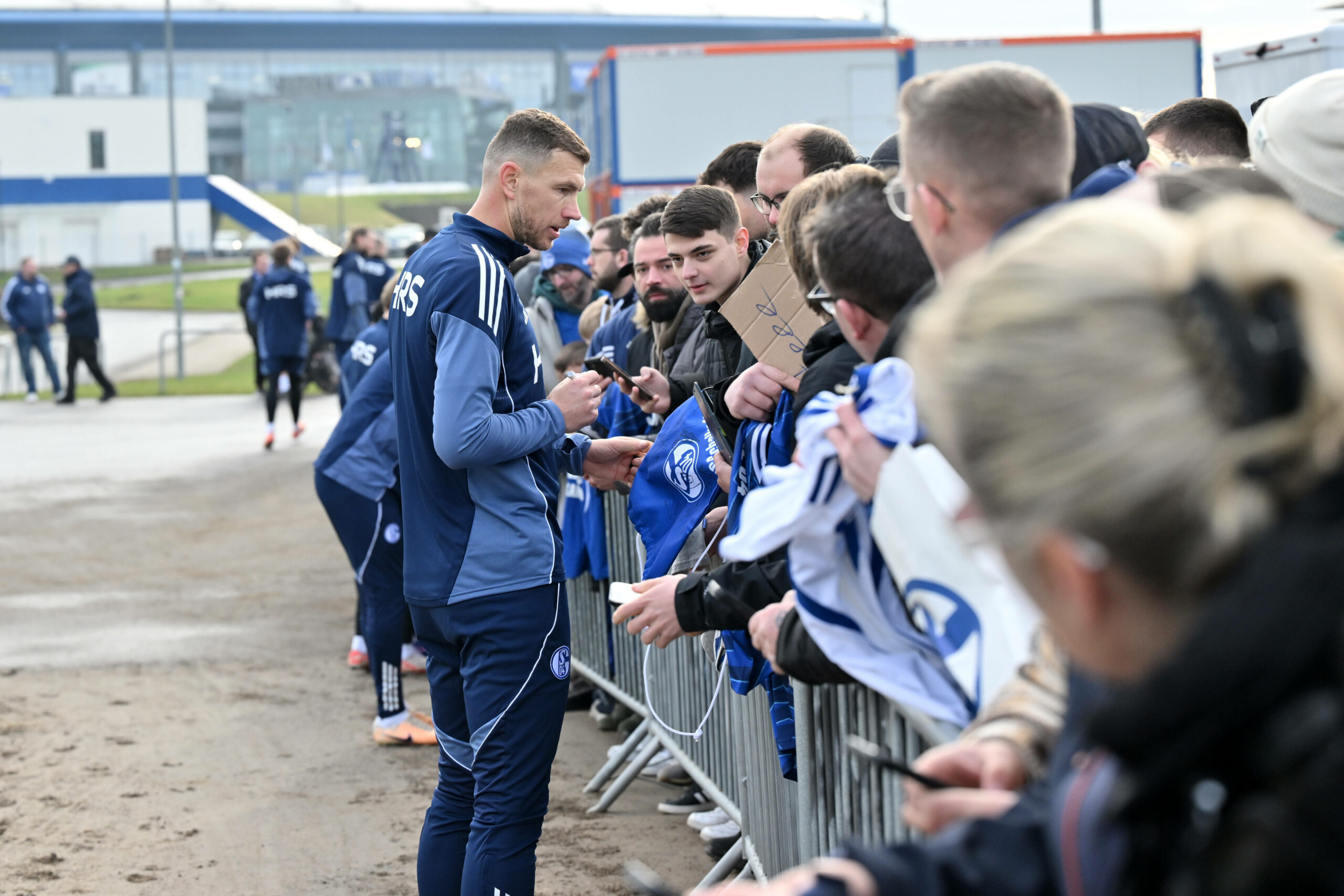 Edin Dzeko spricht mit Schalke-Fans