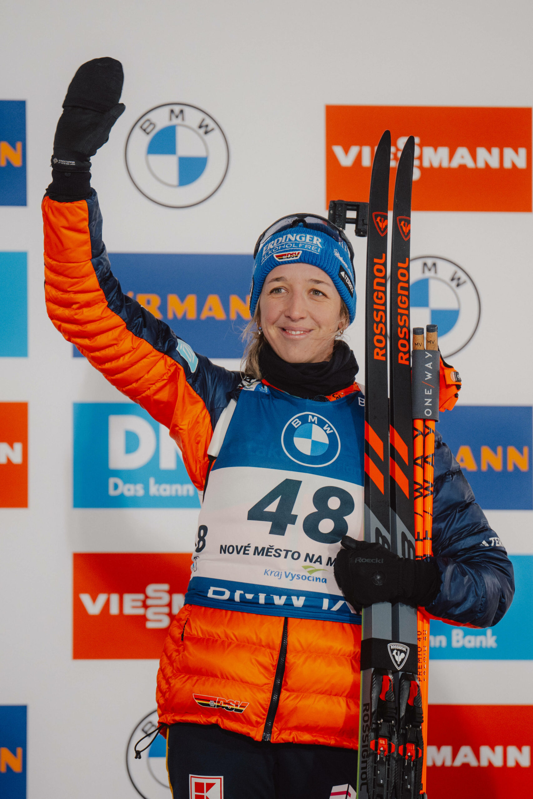 Franziska Preuß winkt