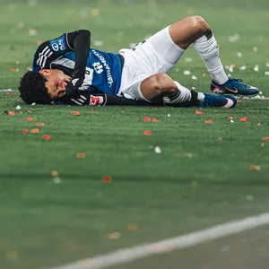 Alexander Røssing-Lelesiit liegt auf dem Spielfeld und krümmt sich vor Schmerzen